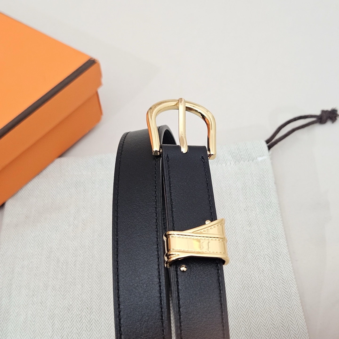 Women's Luxury Black Leather Belt with Gold Horseshoe Buckle