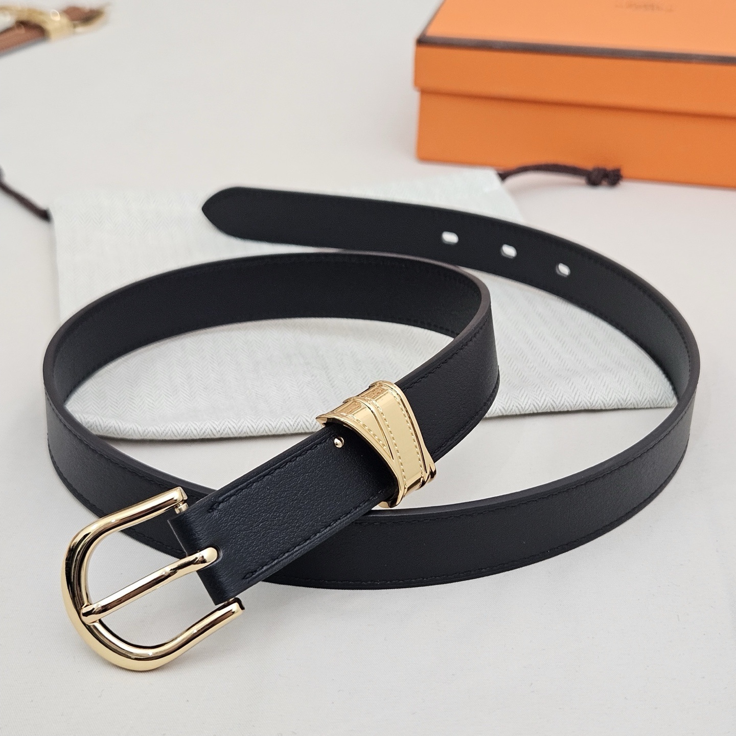 Women's Luxury Black Leather Belt with Gold Horseshoe Buckle