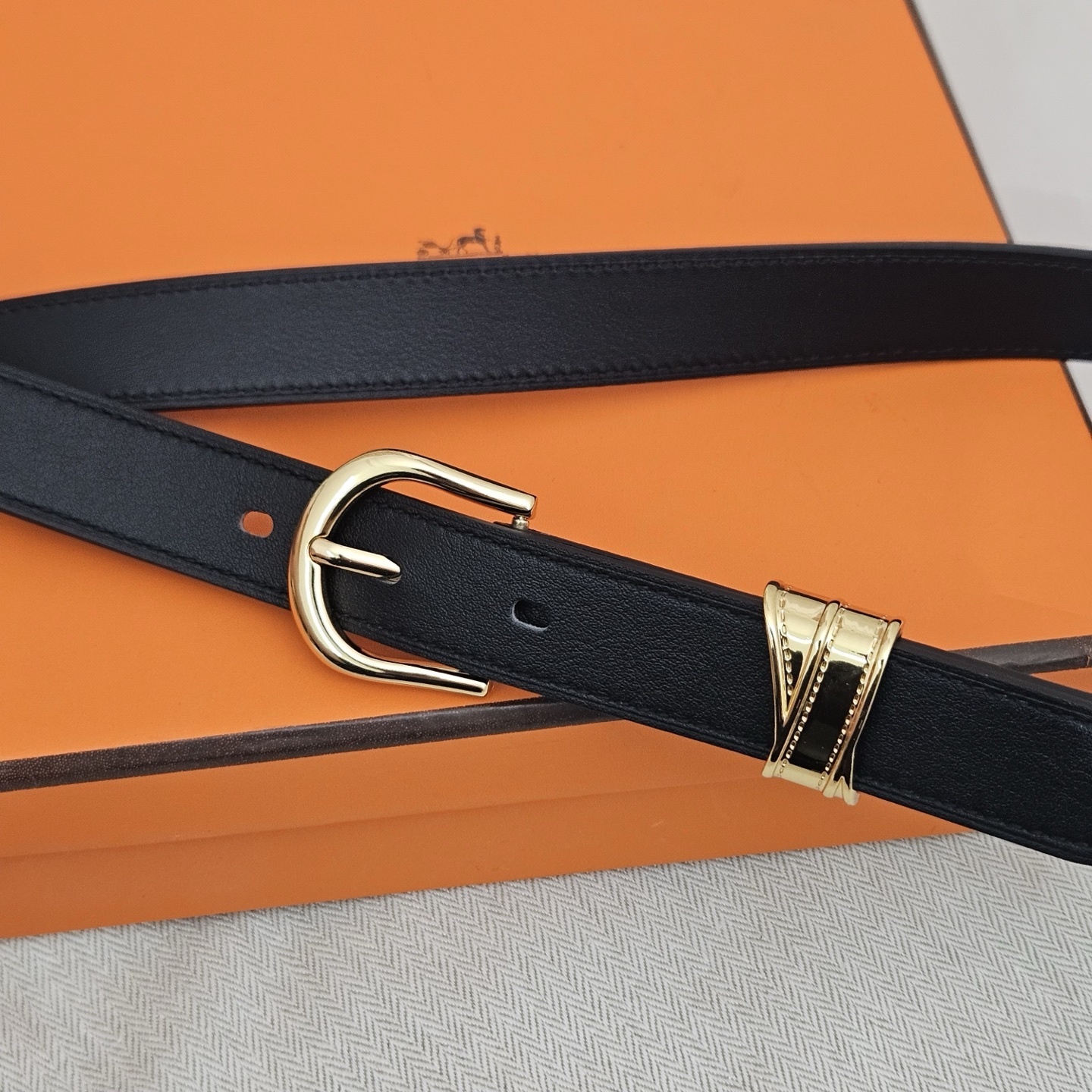 Women's Luxury Black Leather Belt with Gold Horseshoe Buckle