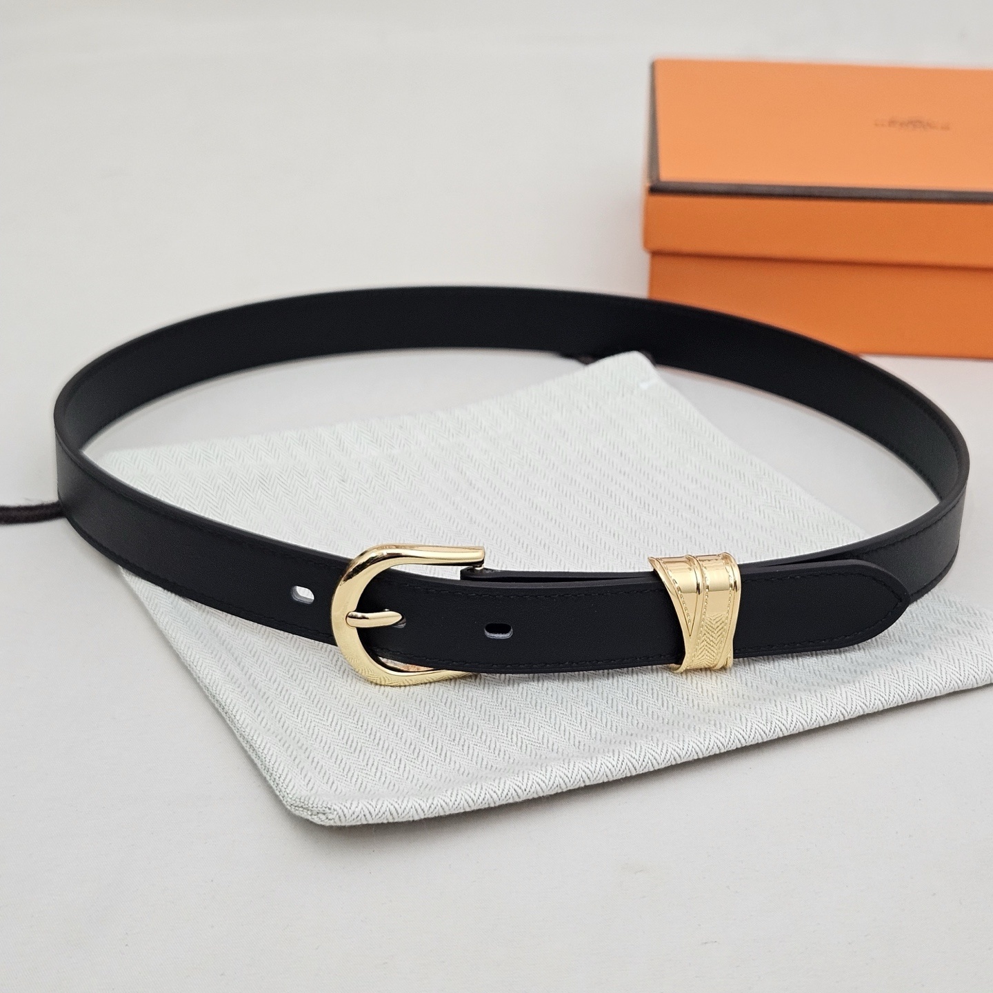 Women's Luxury Black Leather Belt with Gold Horseshoe Buckle