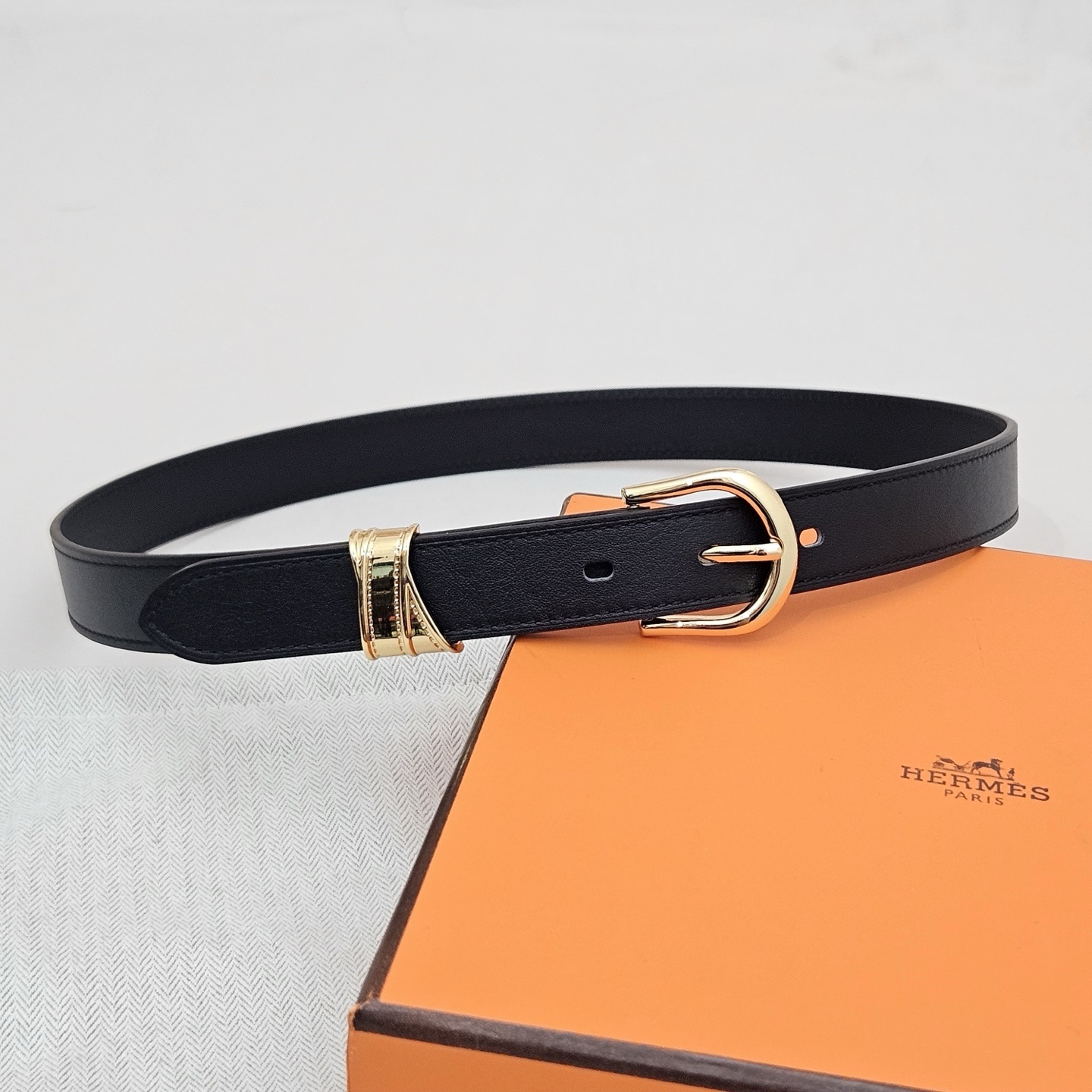 Women's Luxury Black Leather Belt with Gold Horseshoe Buckle