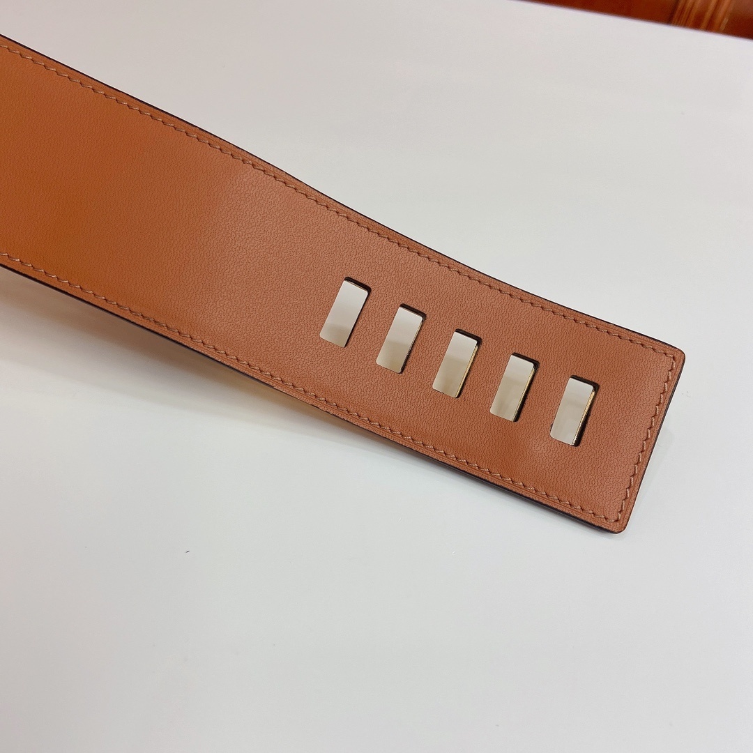 Luxury Black Leather Belt with Gold Pyramid Studs - Elegant Design