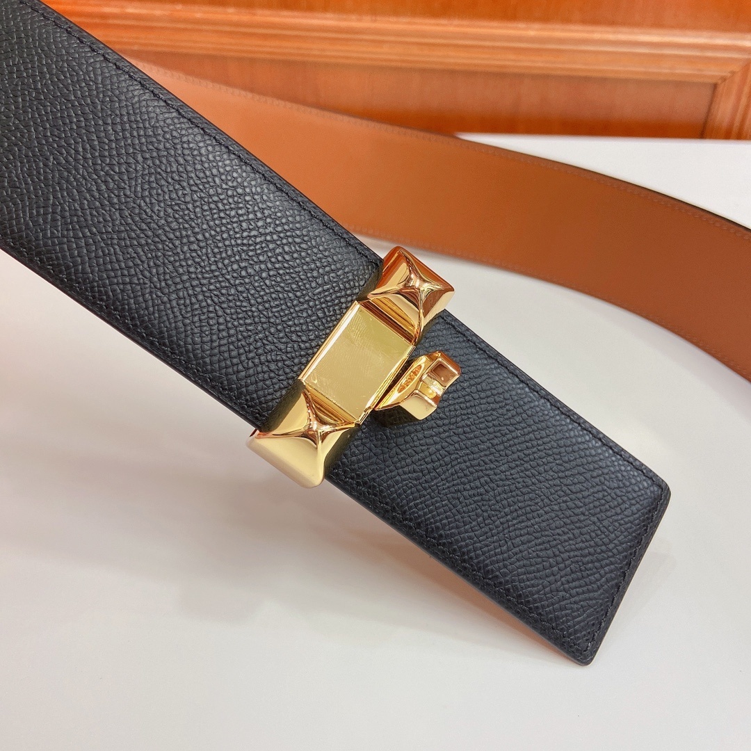 Luxury Black Leather Belt with Gold Pyramid Studs - Elegant Design