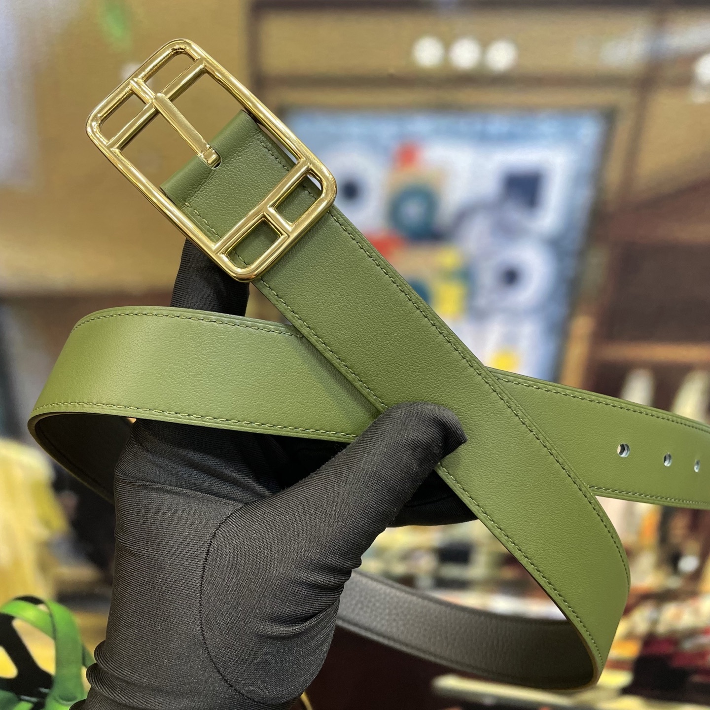 Elegant Designer Leather Belt with Iconic Stirrup Buckle