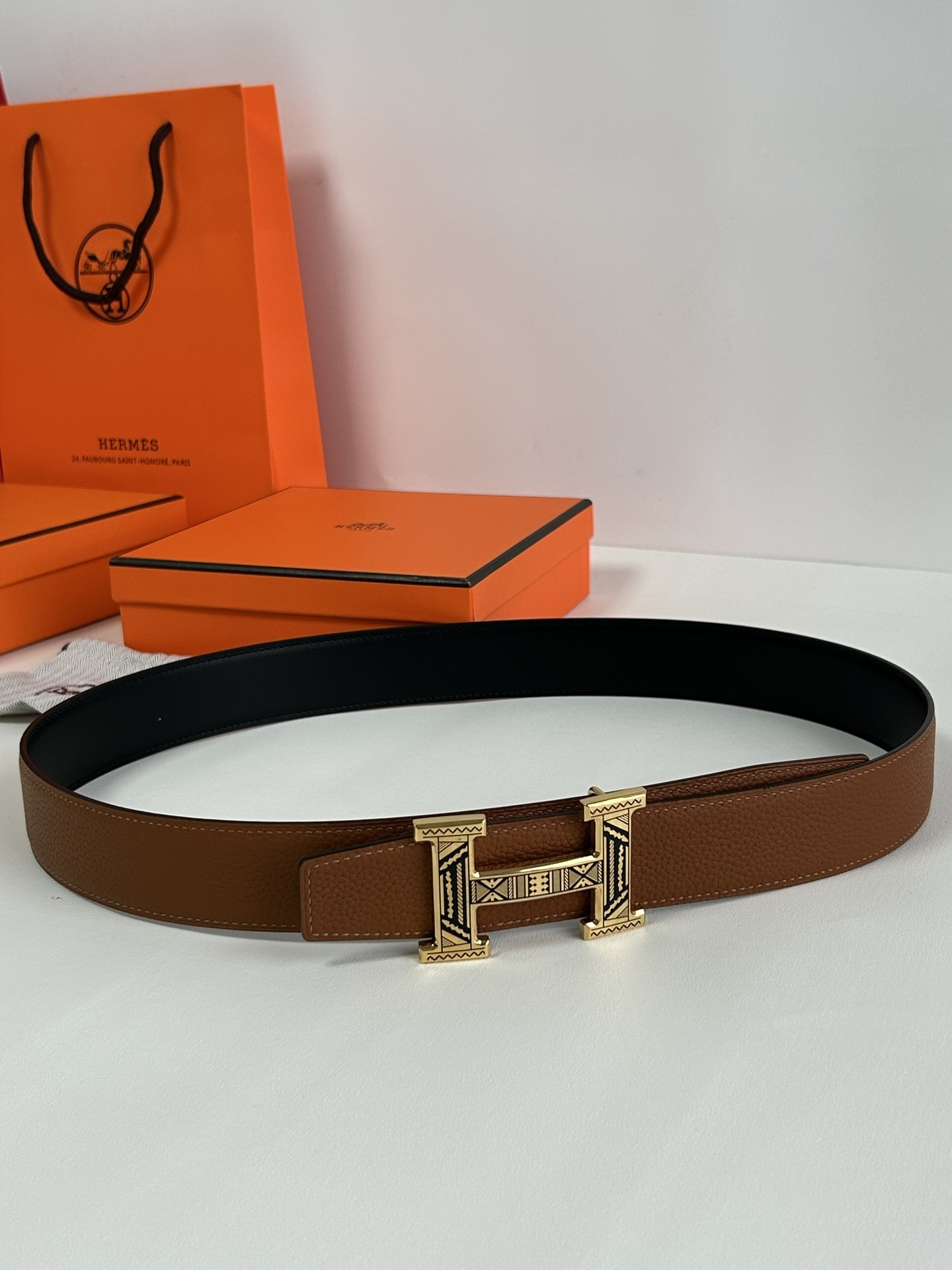 Hermès Luxury Leather Belt with Engraved H Buckle - Brown