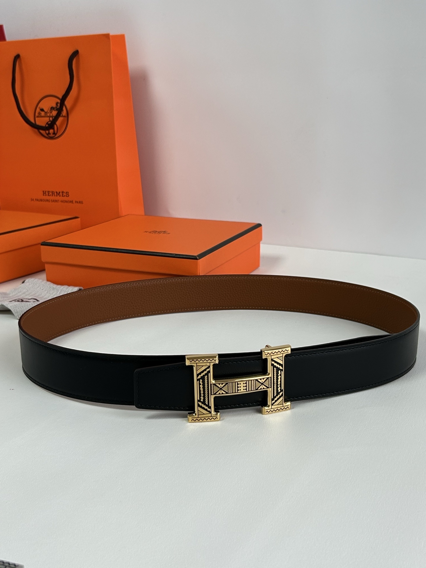 Hermès Luxury Leather Belt with Engraved H Buckle - Brown