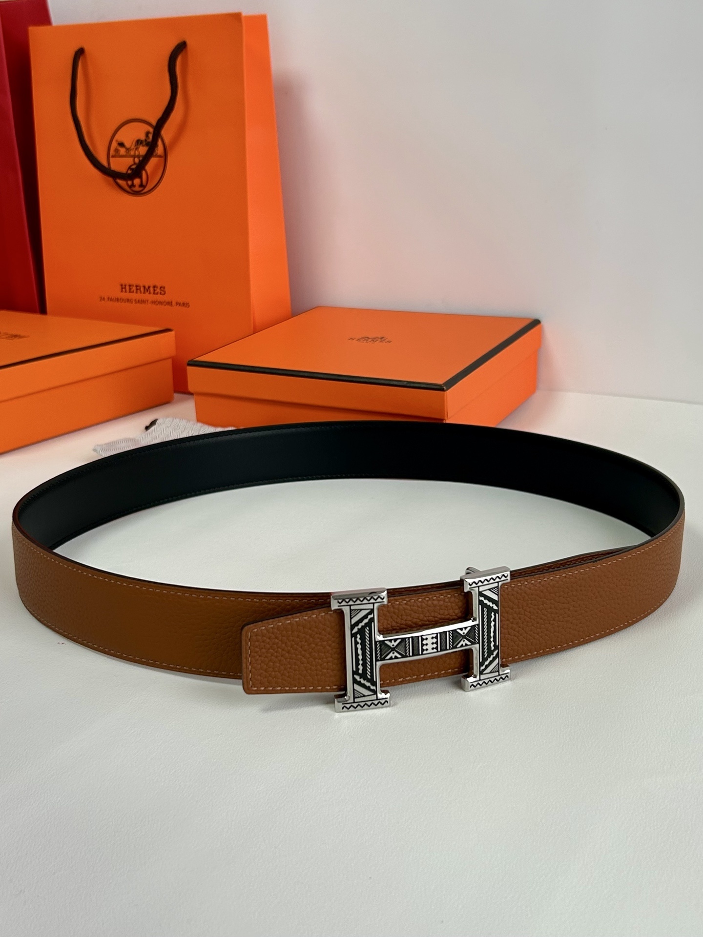 Hermès Luxury Leather Belt with Engraved H Buckle - Brown