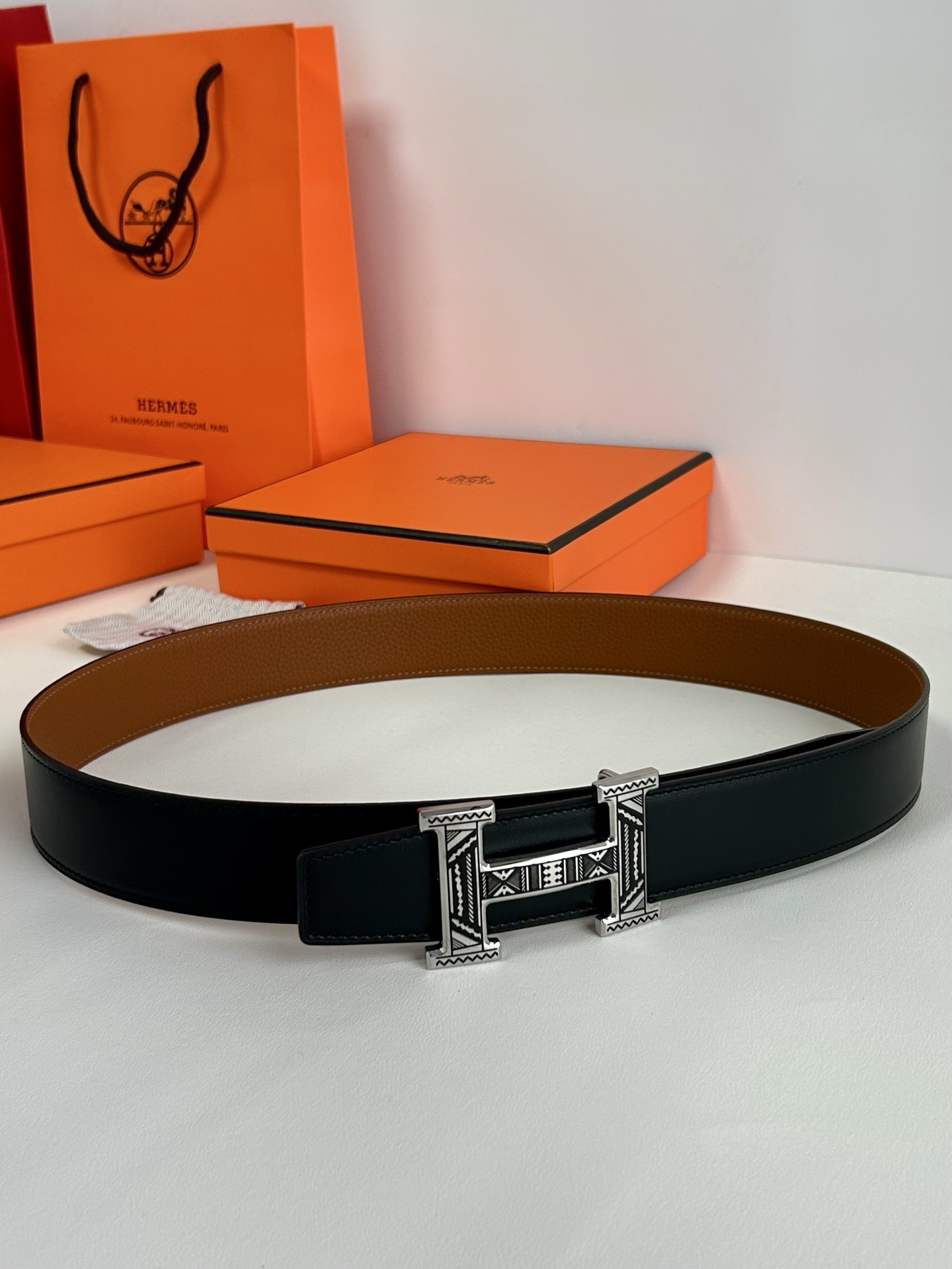 Hermès Luxury Leather Belt with Engraved H Buckle - Brown
