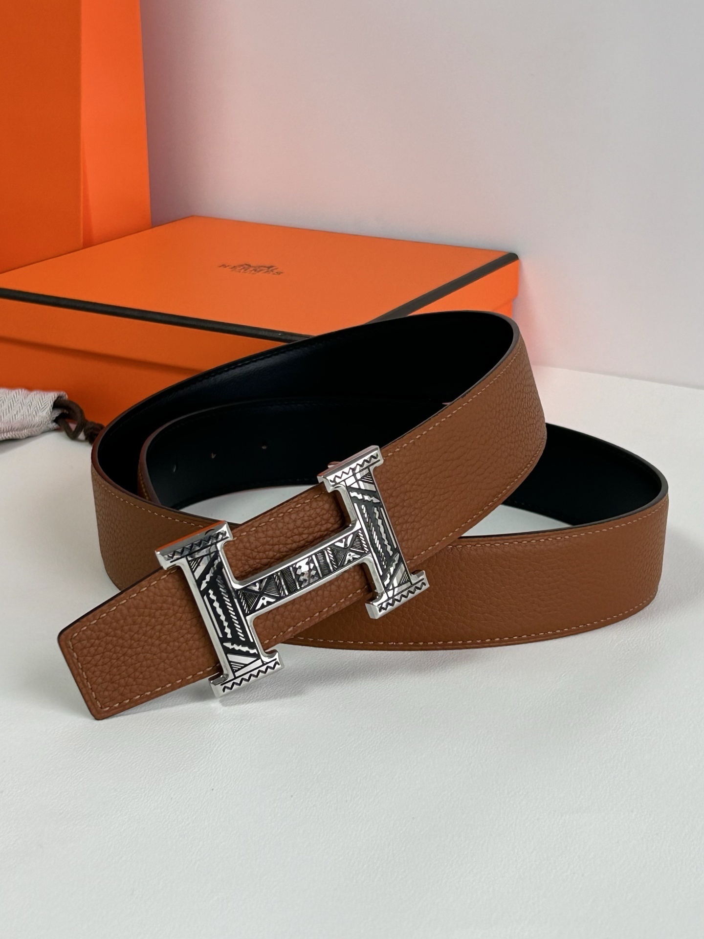 Hermès Luxury Leather Belt with Engraved H Buckle - Brown