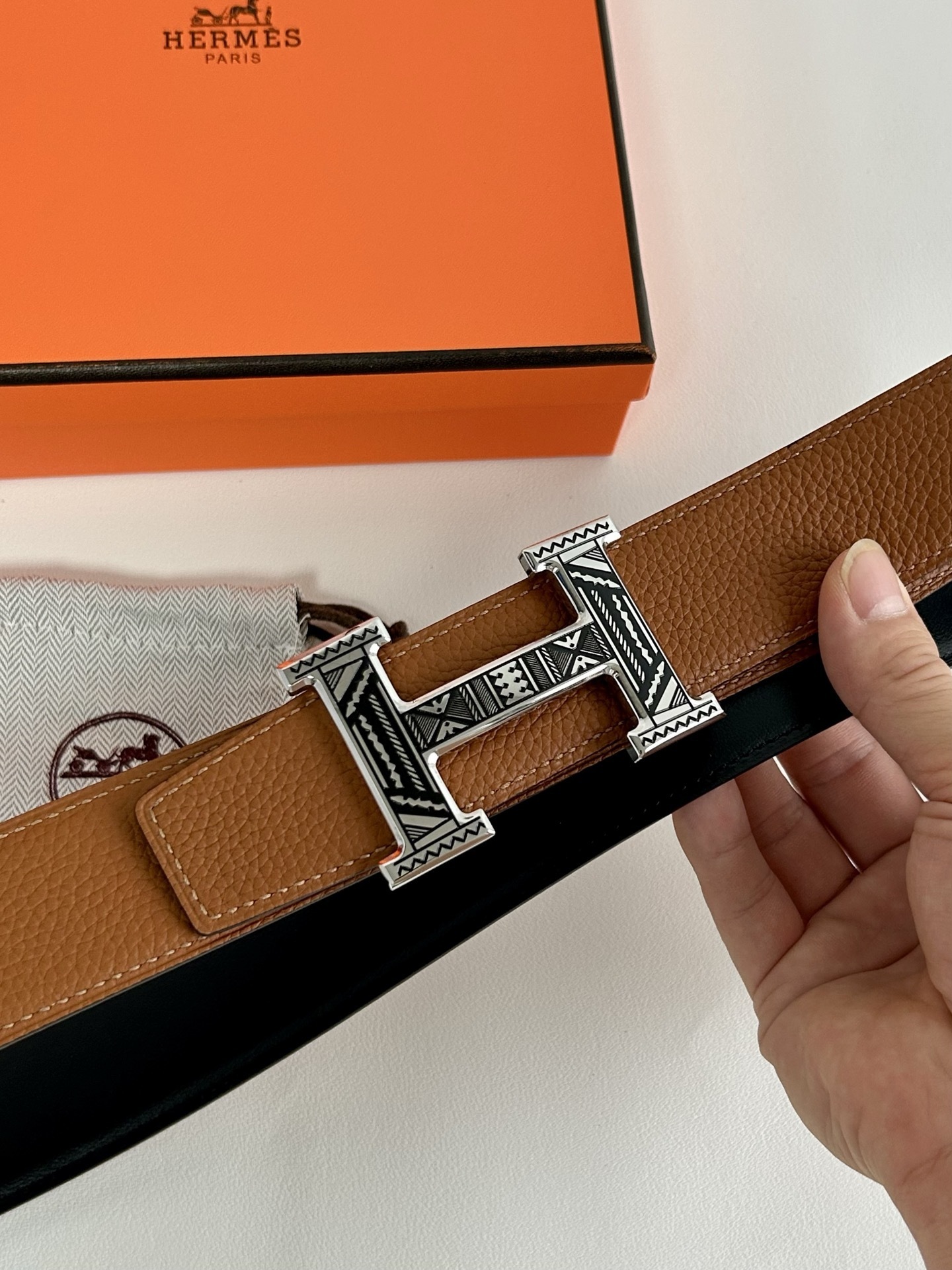 Hermès Luxury Leather Belt with Engraved H Buckle - Brown