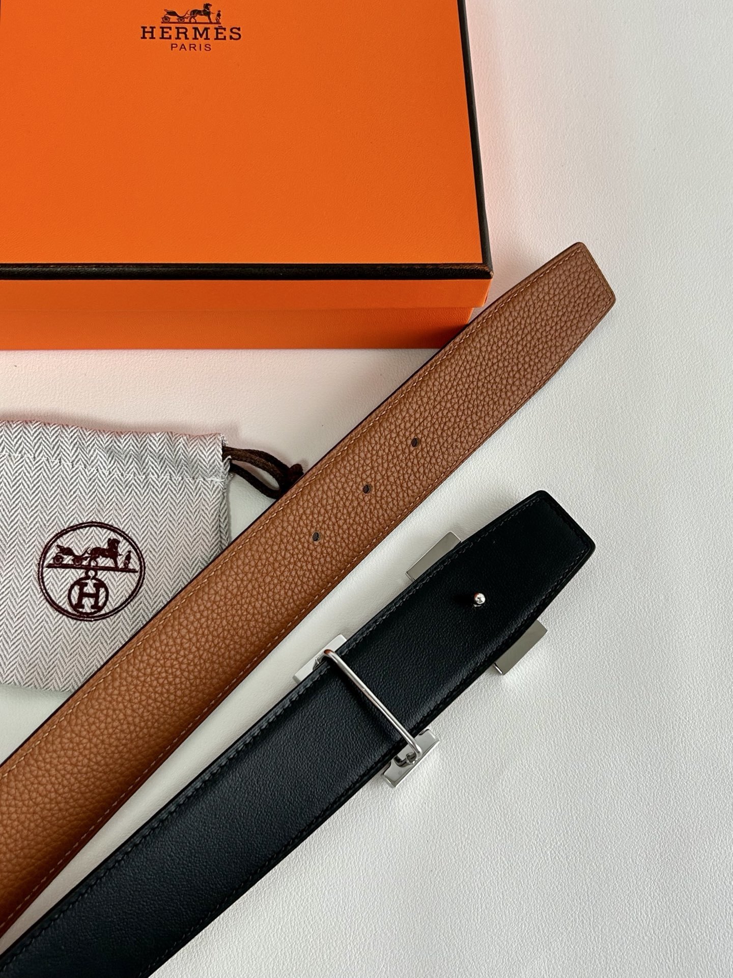 Hermès Luxury Leather Belt with Engraved H Buckle - Brown