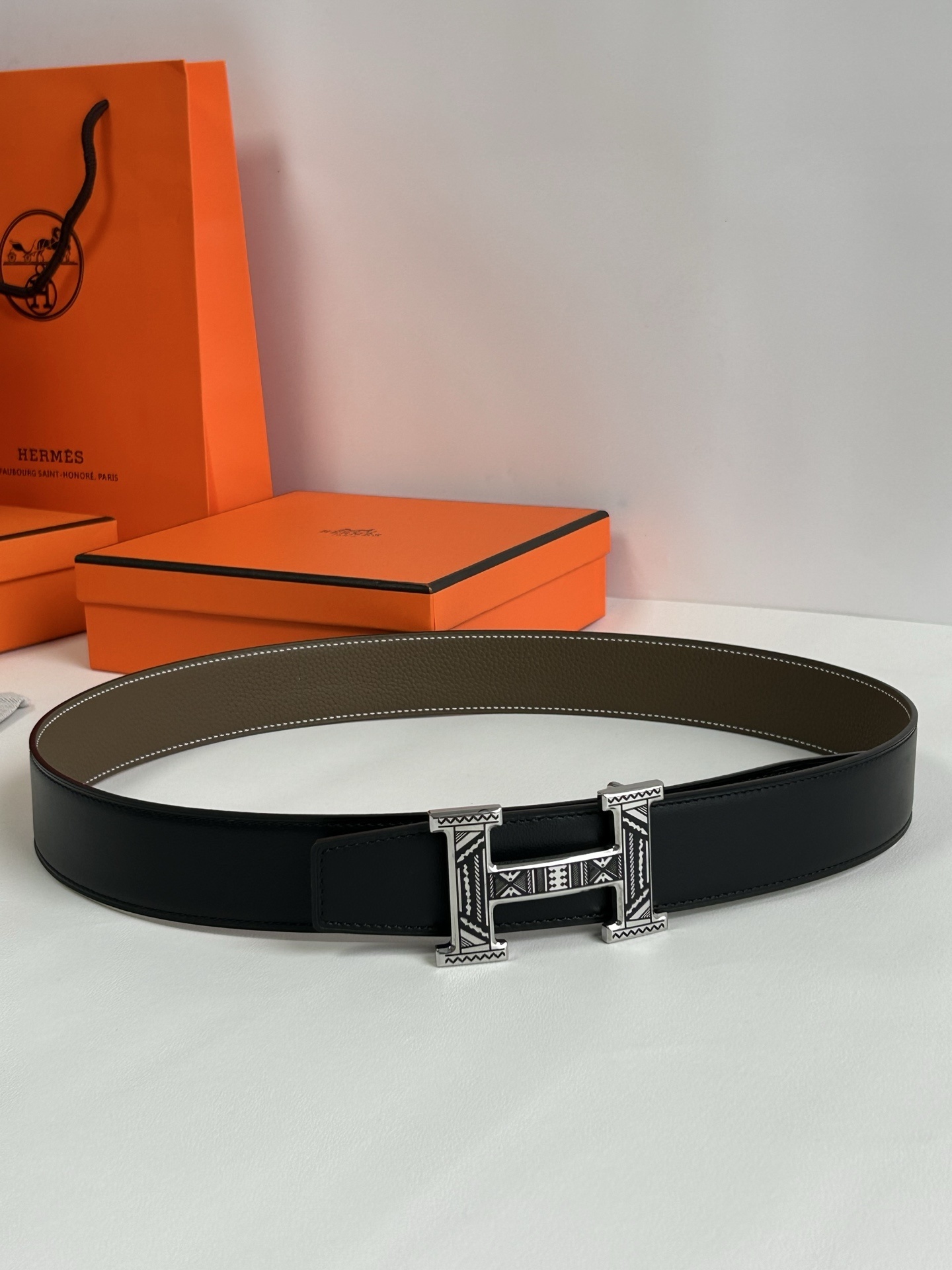 Hermès H Buckle Engraved Pattern Leather Belt - Luxury Accessory
