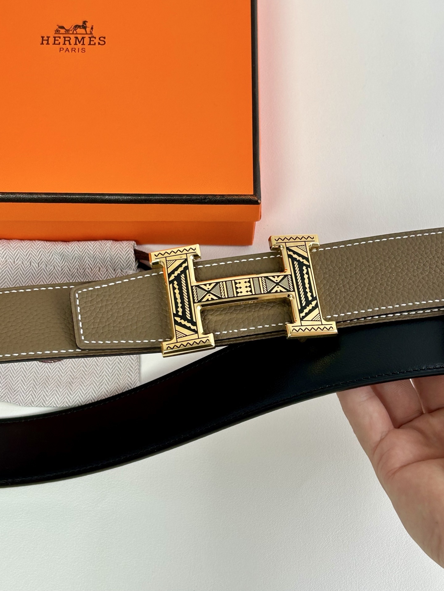 Hermès H Buckle Engraved Pattern Leather Belt - Luxury Accessory