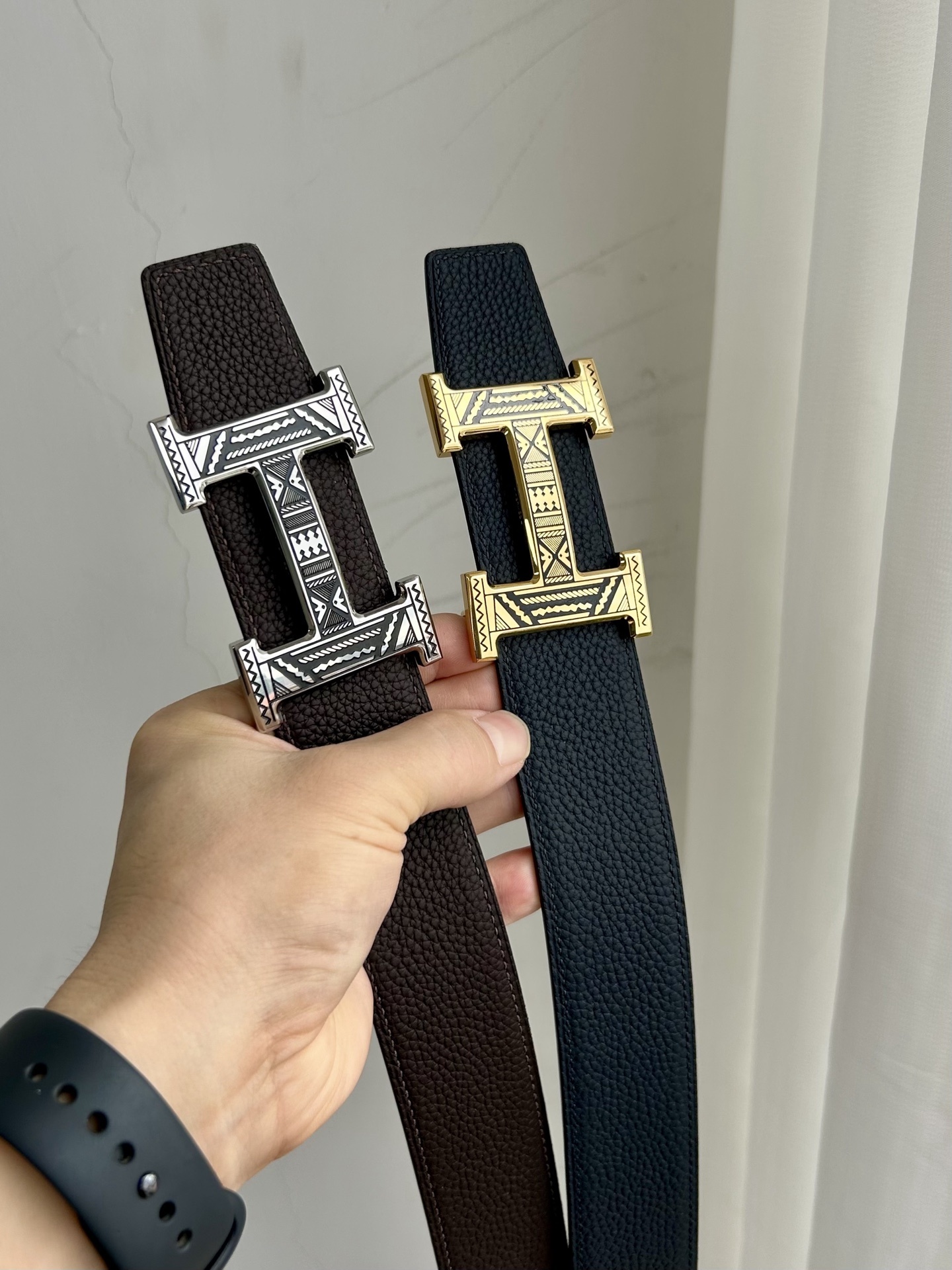 Luxury Men's Reversible Leather Belt with Engraved Gold H Buckle