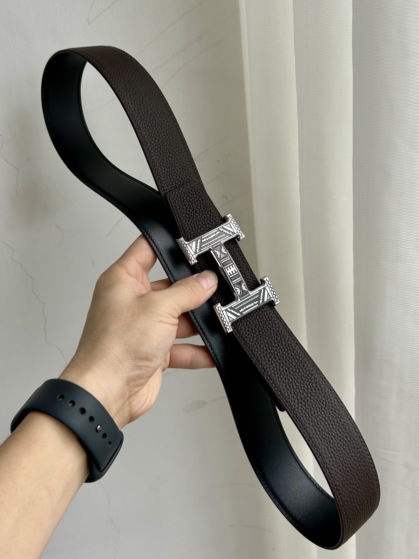 Luxury Men's Reversible Leather Belt with Engraved Gold H Buckle