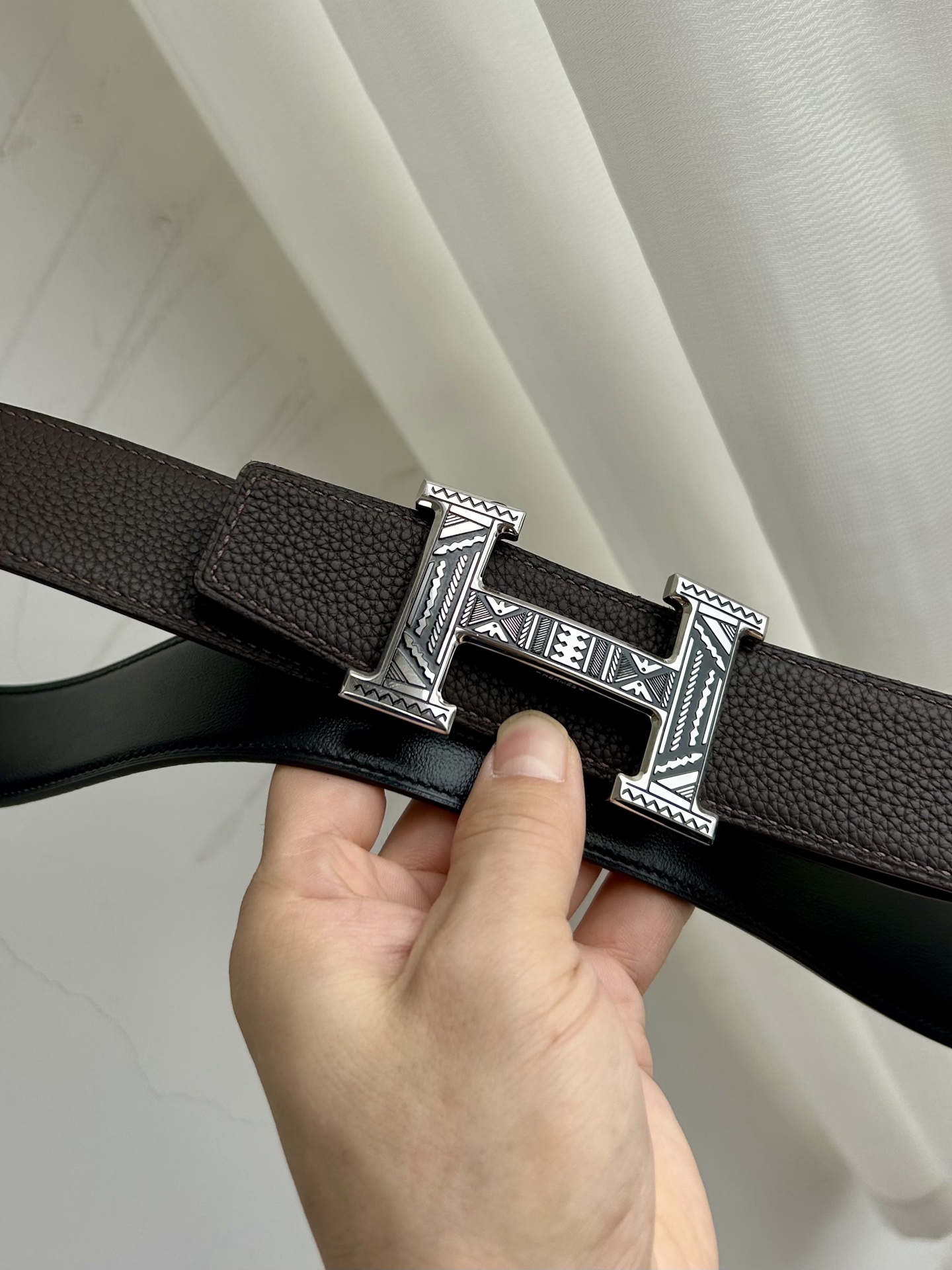 Luxury Men's Reversible Leather Belt with Engraved Gold H Buckle