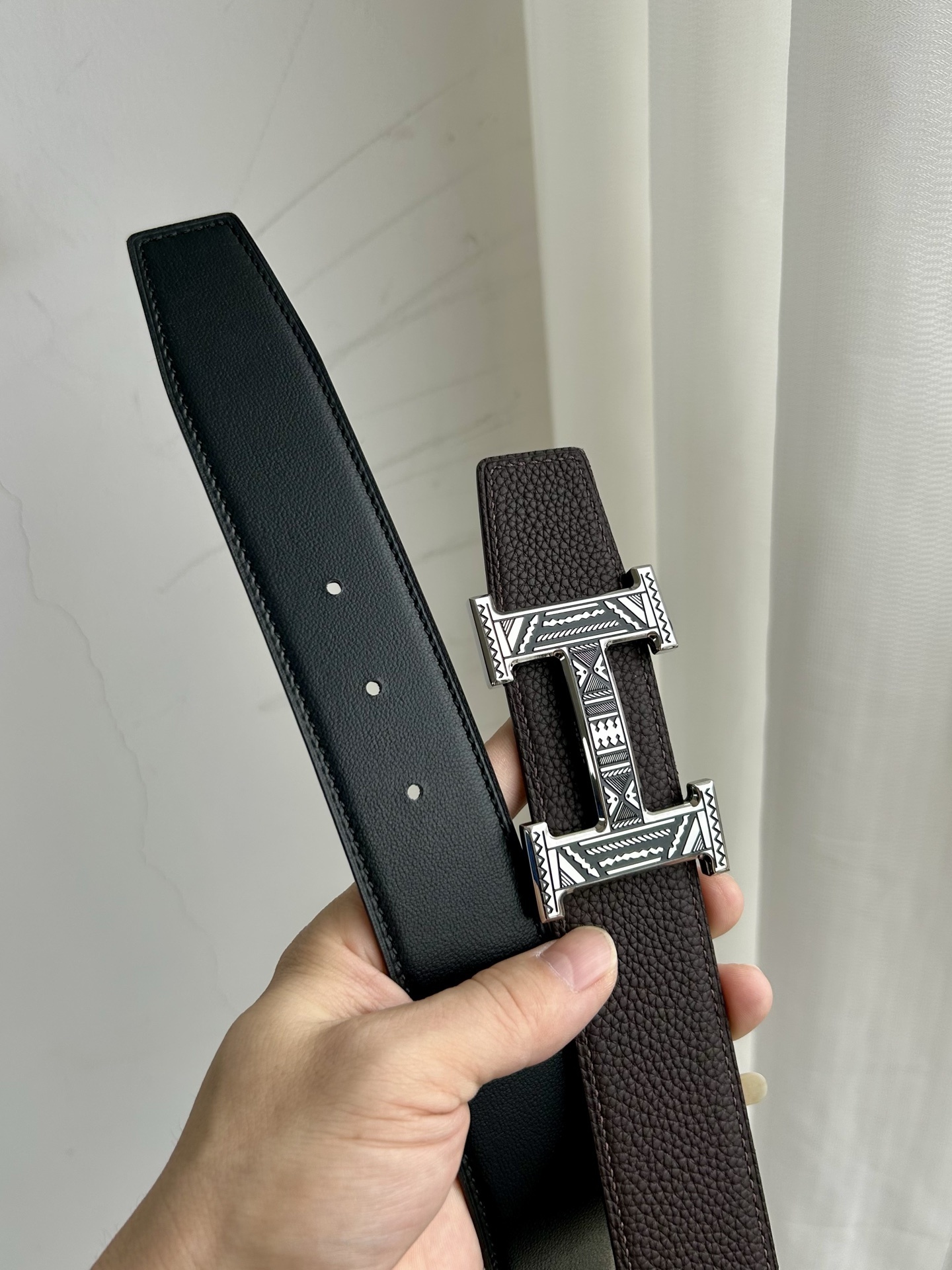 Luxury Men's Reversible Leather Belt with Engraved Gold H Buckle