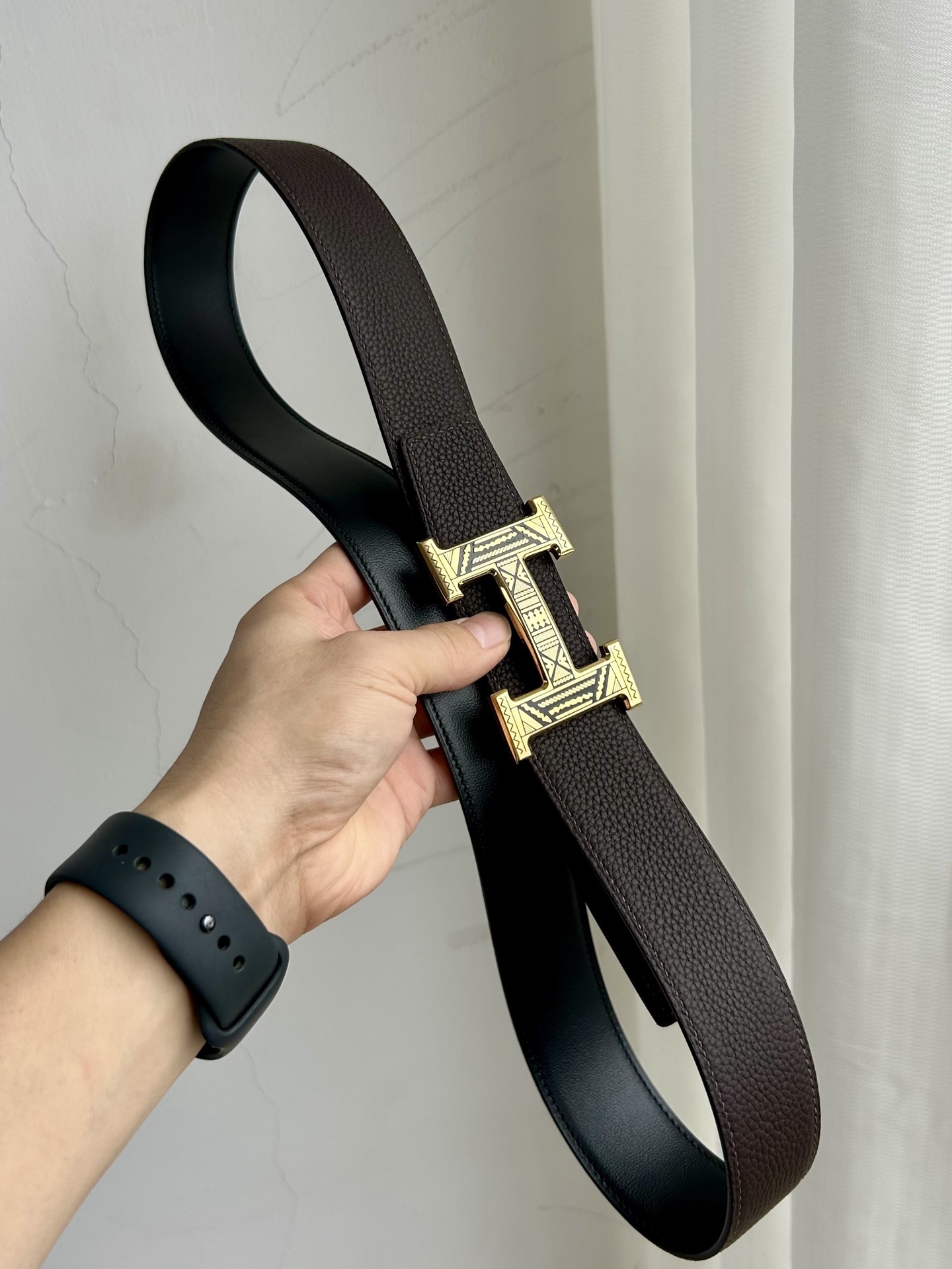 Luxury Men's Reversible Leather Belt with Engraved Gold H Buckle