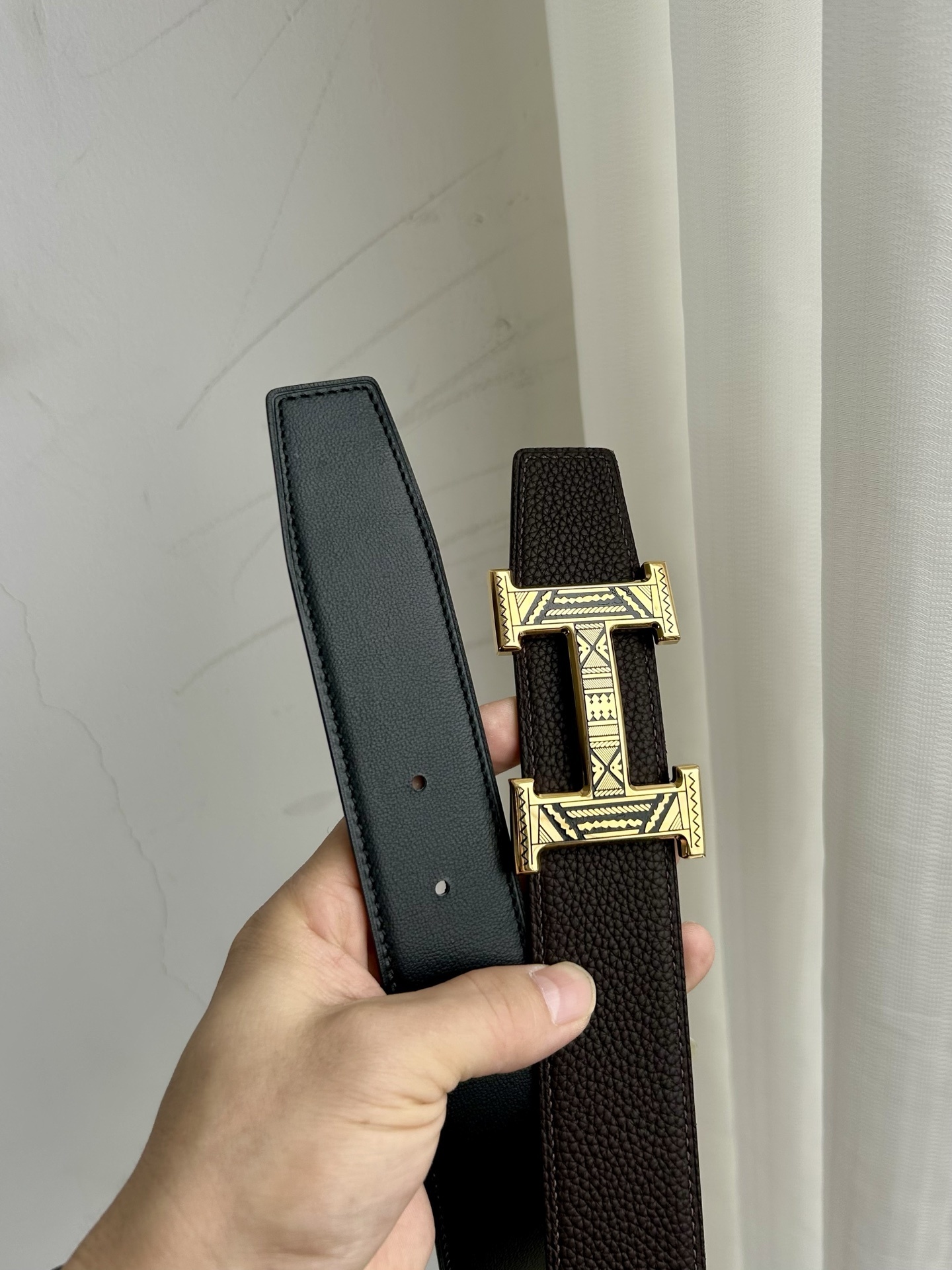 Luxury Men’s Reversible Leather Belt with Engraved Gold H Buckle