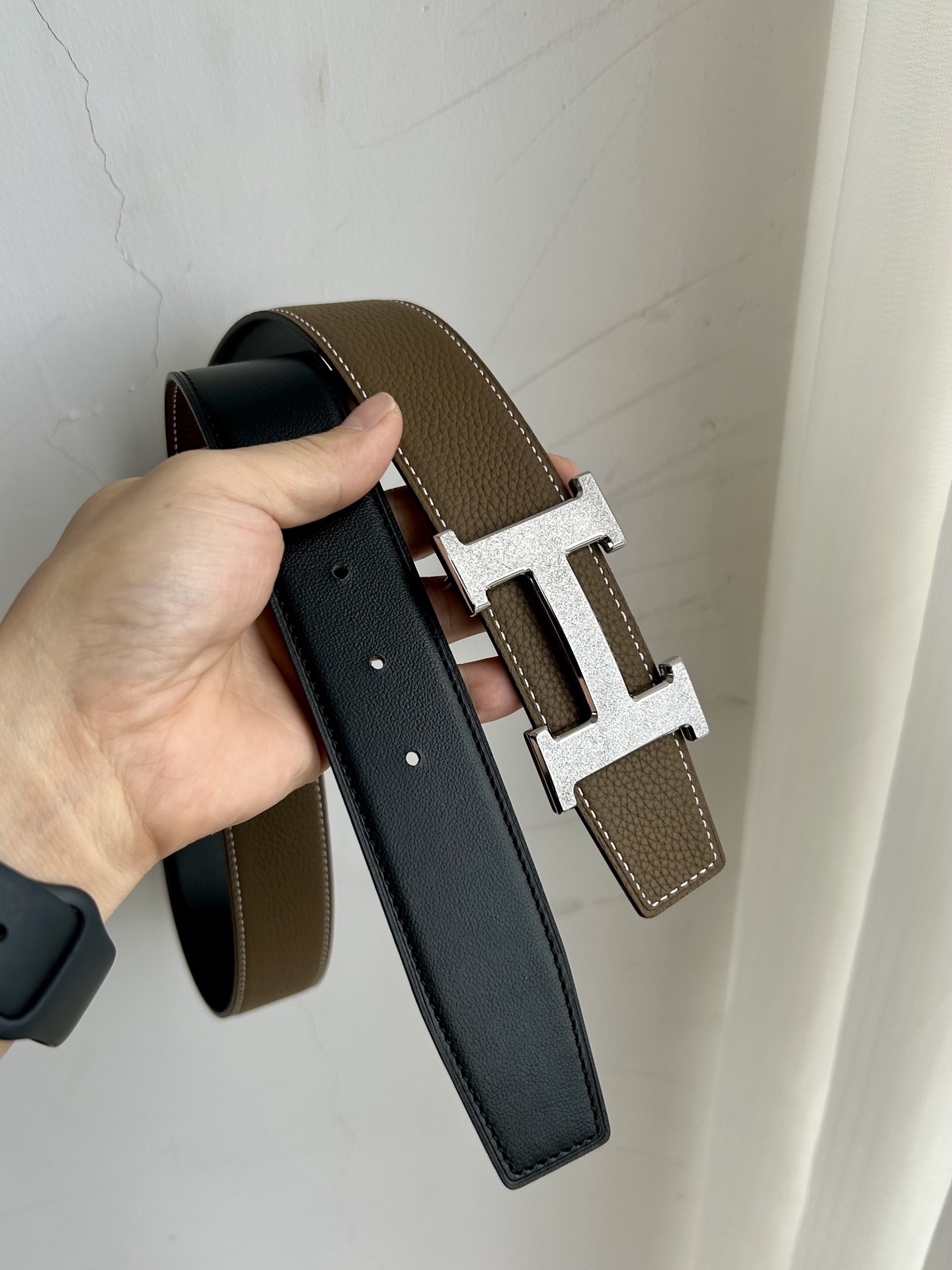 Luxury Men's Reversible Leather Belt with Iconic H Buckle