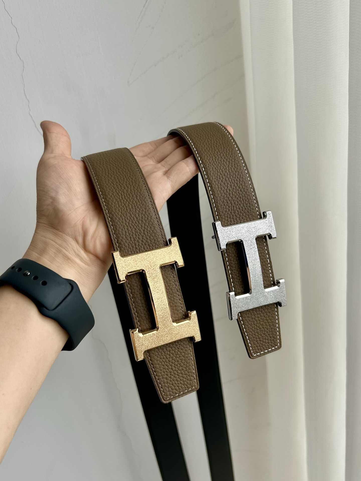 Luxury Men’s Reversible Leather Belt with Iconic H Buckle