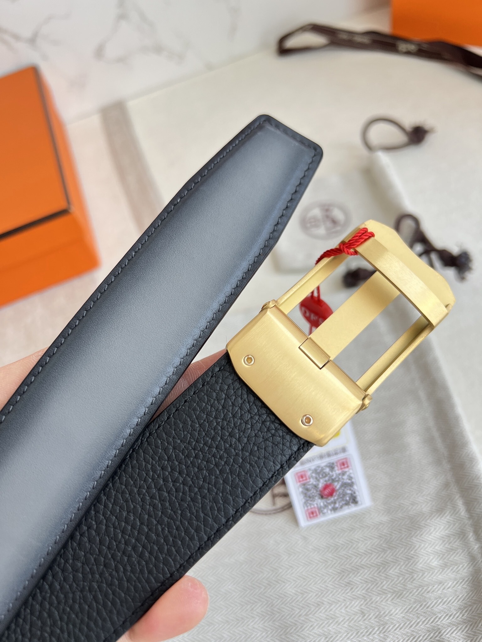 Luxury Hermès Men's Leather Belt - Gold Logo Buckle