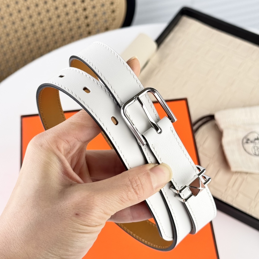 Elegant White Slim Leather Belt with Silver-Tone Geometric Buckle