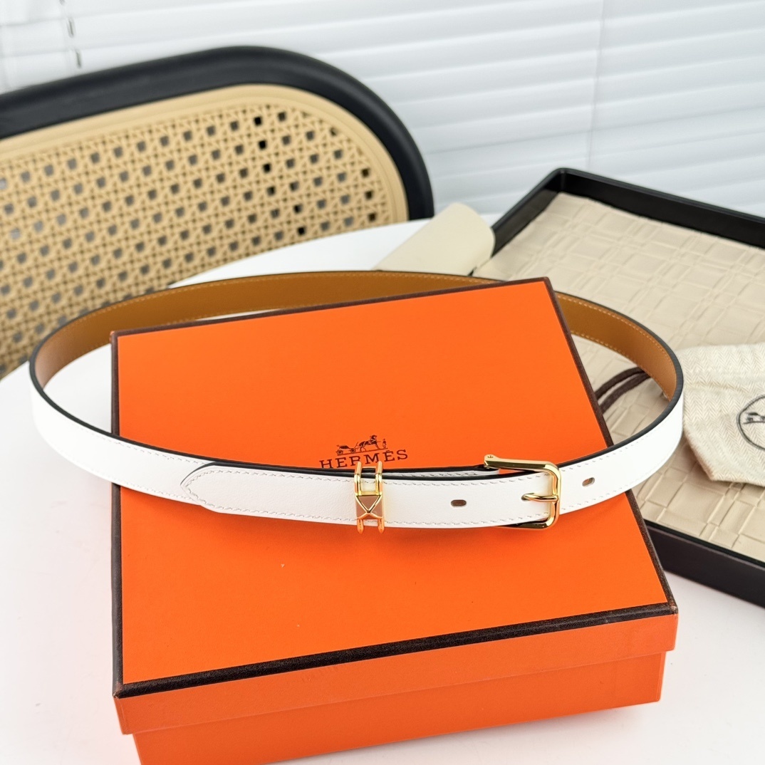 Hermès Women’s White Leather Belt with Gold Buckle Luxury Accessory