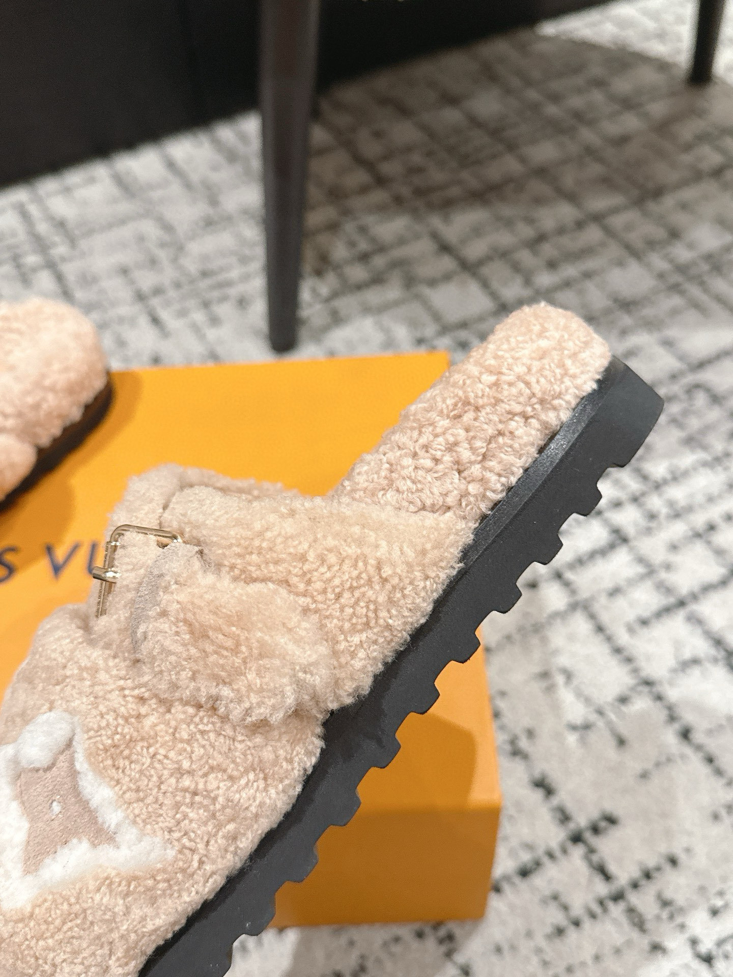 Louis Vuitton Paseo Comfort Flat Sandals - Luxury Shearling Slides