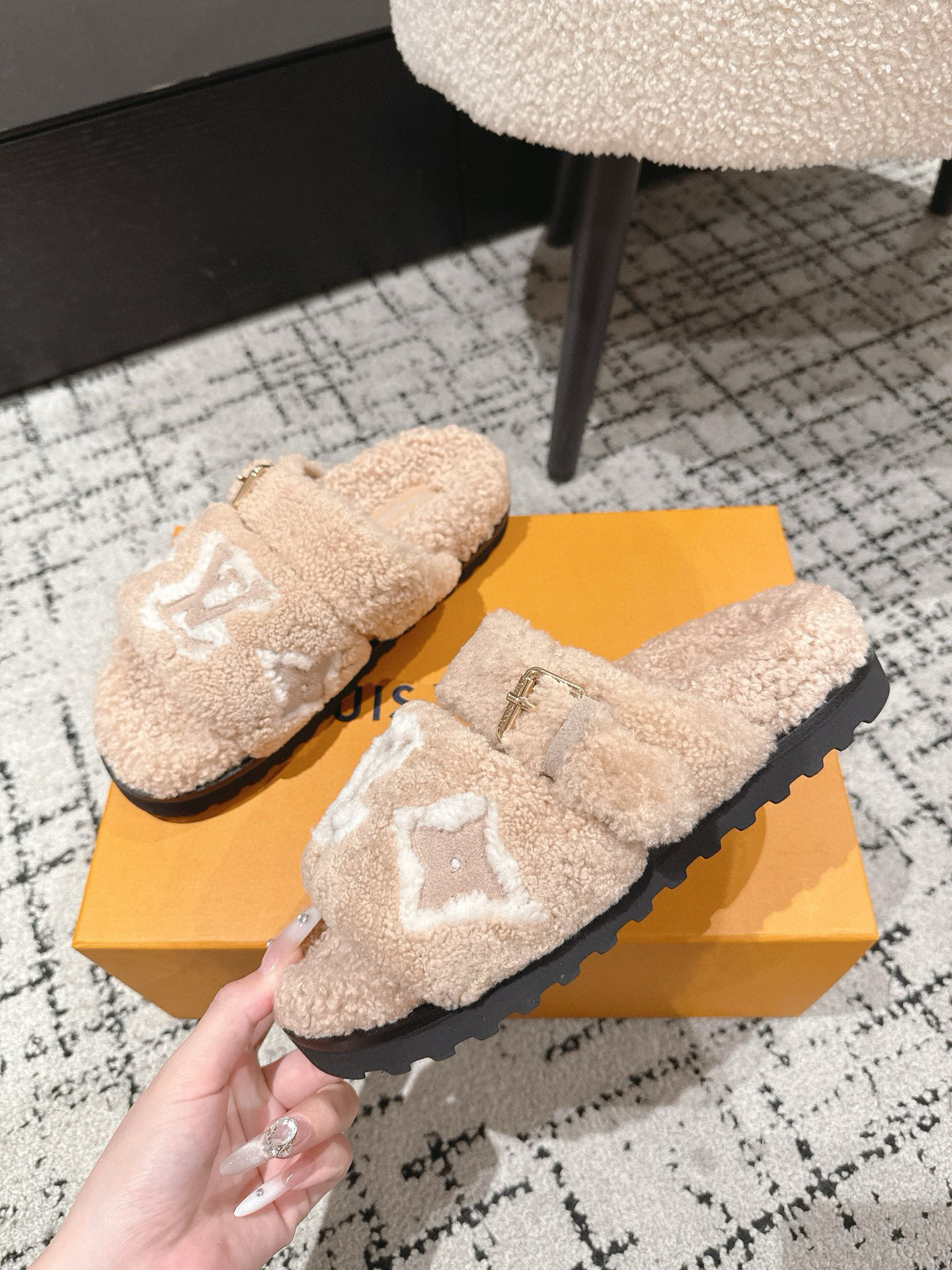 Louis Vuitton Paseo Comfort Flat Sandals - Luxury Shearling Slides