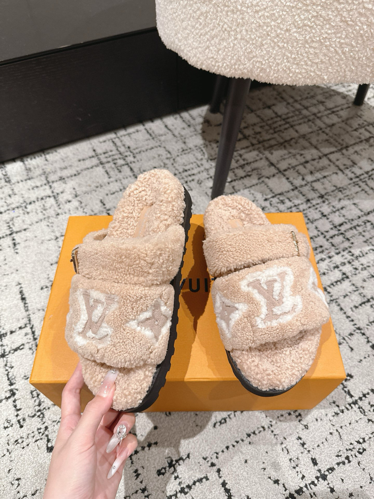 Louis Vuitton Paseo Comfort Flat Sandals - Luxury Shearling Slides