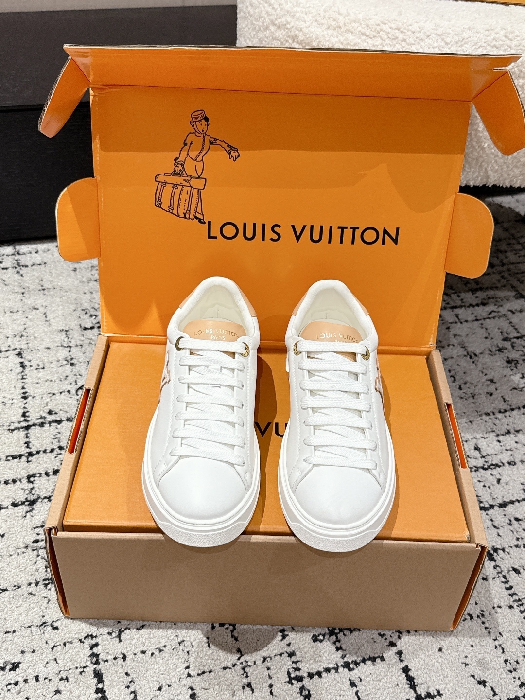 Louis Vuitton Women’s White Leather Frontrow Low-Top Sneakers