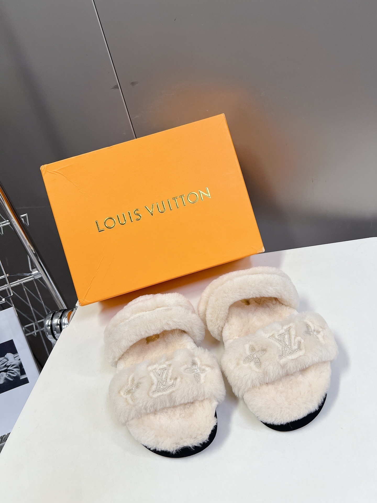 Louis Vuitton Paseo Flat Comfort Sandal Shearling White Monogram