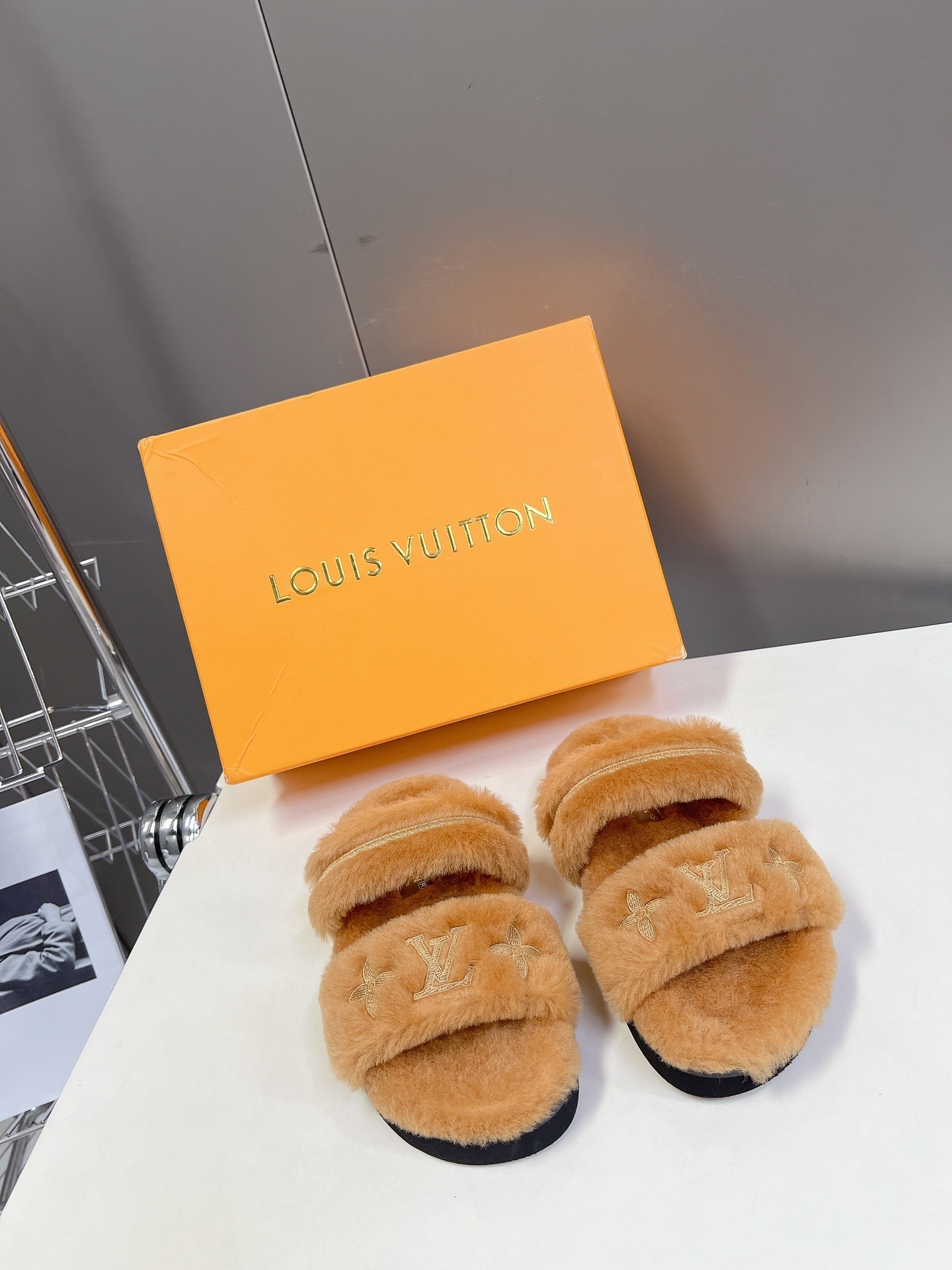 Louis Vuitton Paseo Comfort Flat Sandals – Tan Shearling LV Slides