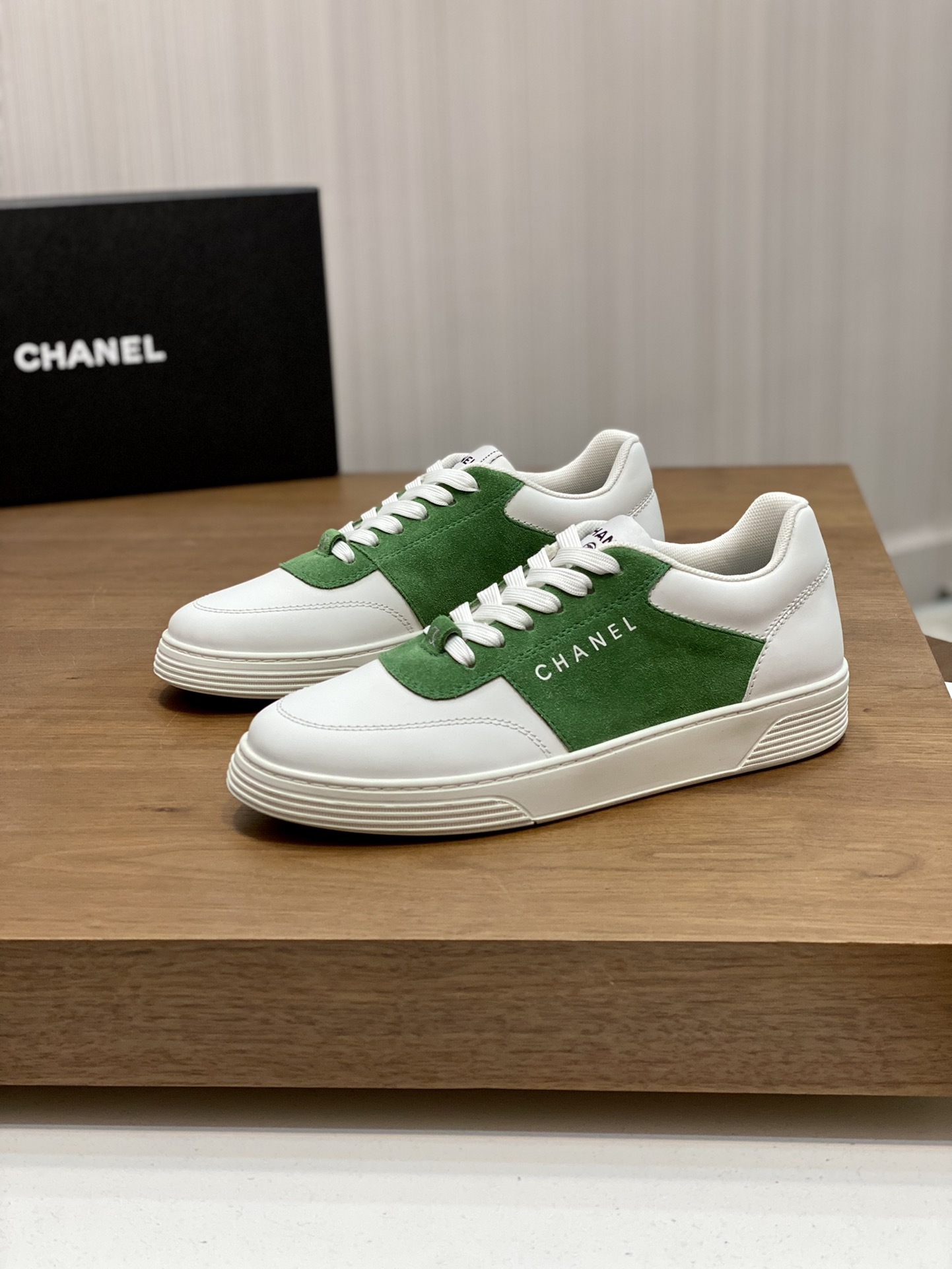 Chanel Luxury White Leather and Green Suede Low-Top Sneakers