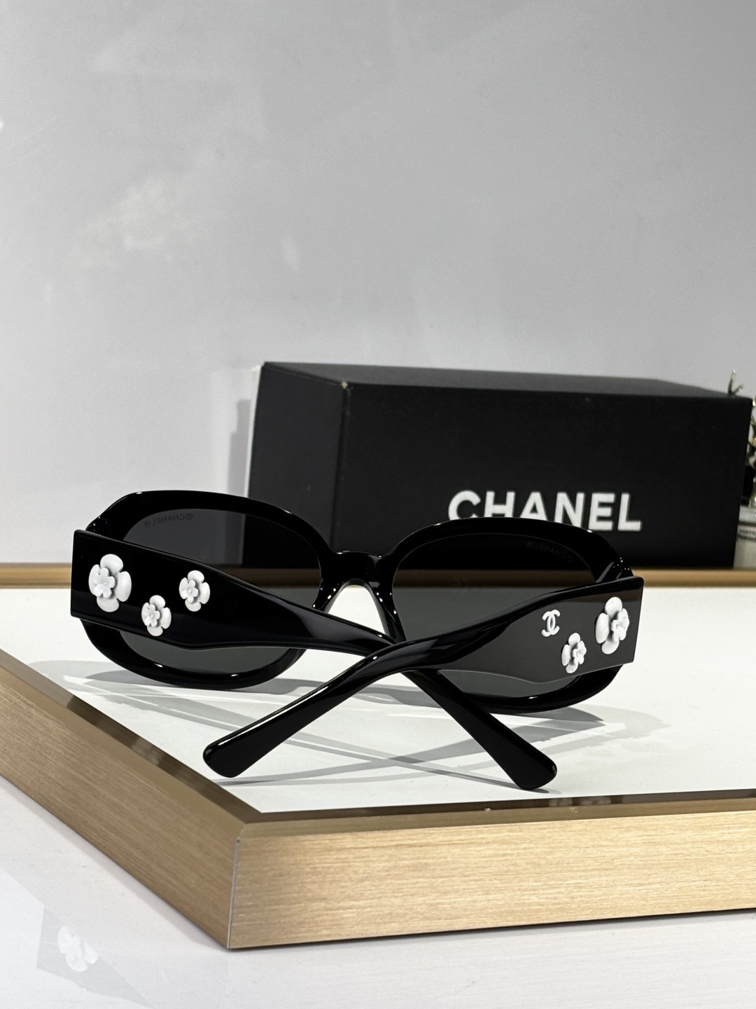 Elegant Camellia Flower Oval Sunglasses - High-End Designer Eyewear