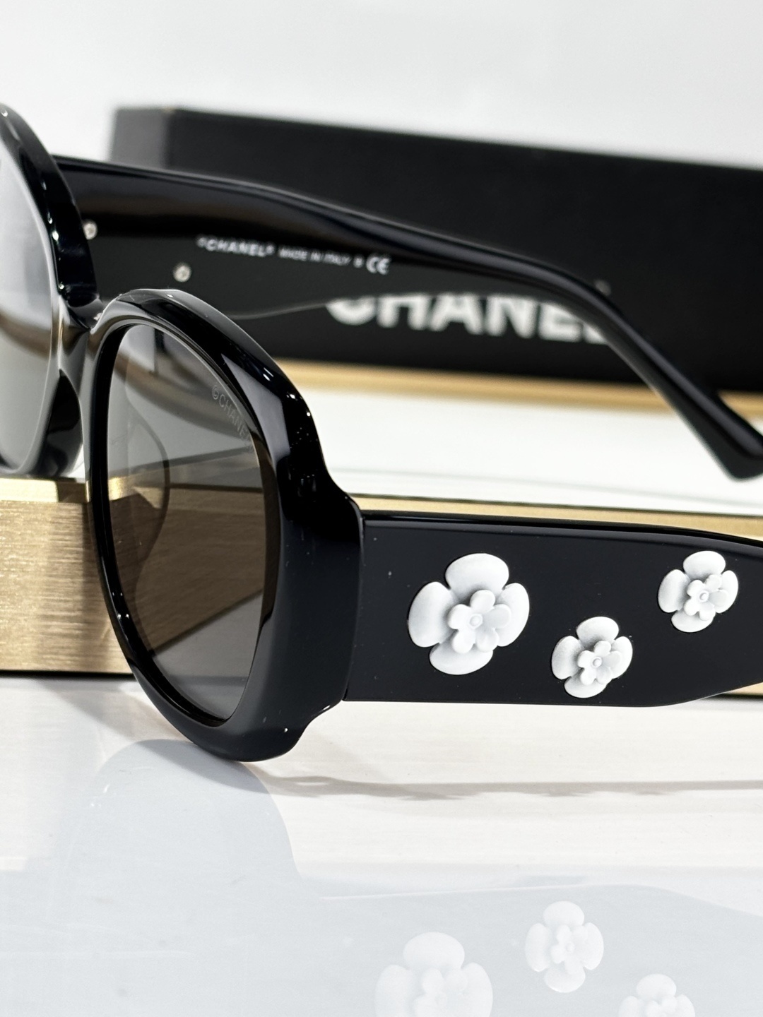 Elegant Camellia Flower Oval Sunglasses - High-End Designer Eyewear