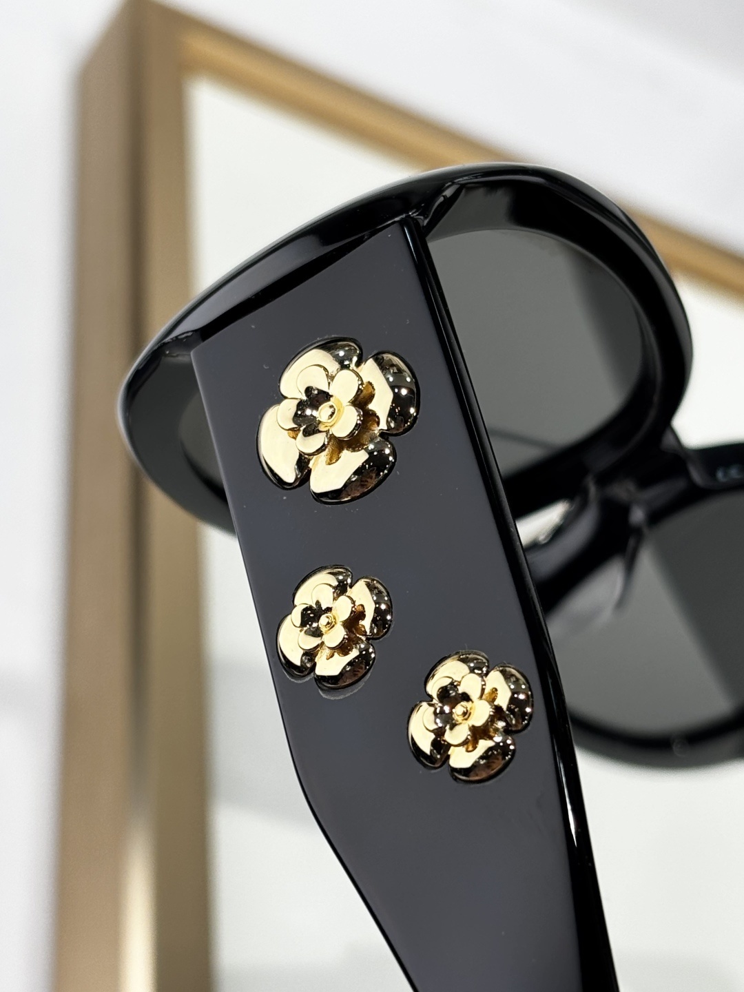 Elegant Camellia Flower Oval Sunglasses - High-End Designer Eyewear