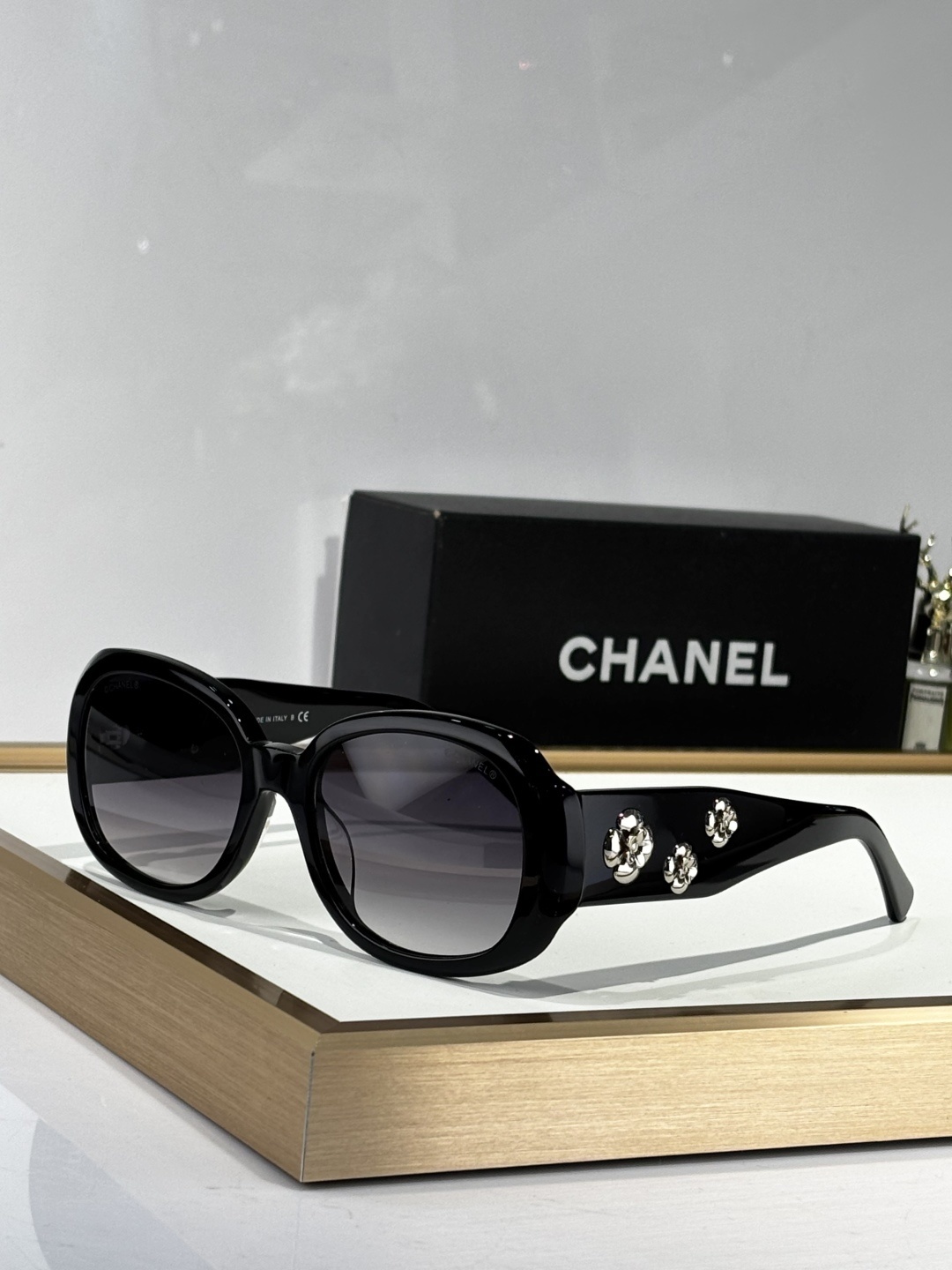 Elegant Camellia Flower Oval Sunglasses - High-End Designer Eyewear