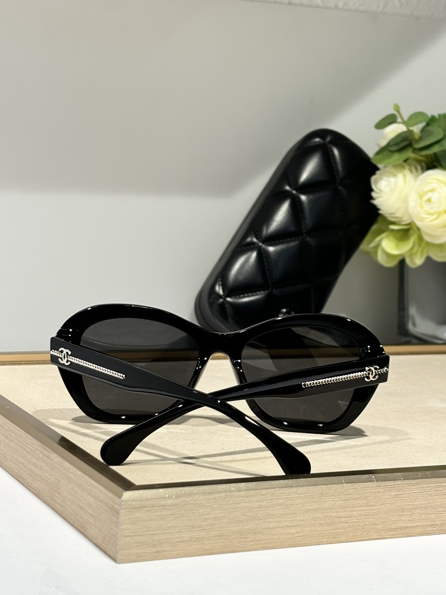 Luxury Oversized Black Sunglasses for Women - Chic Celebrity Style