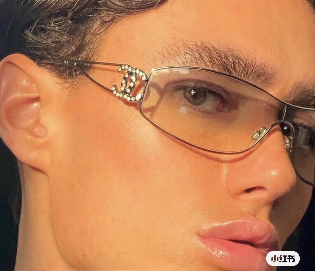 Y2K Vintage Shield Sunglasses with Rhinestone Logo – Gradient Brown