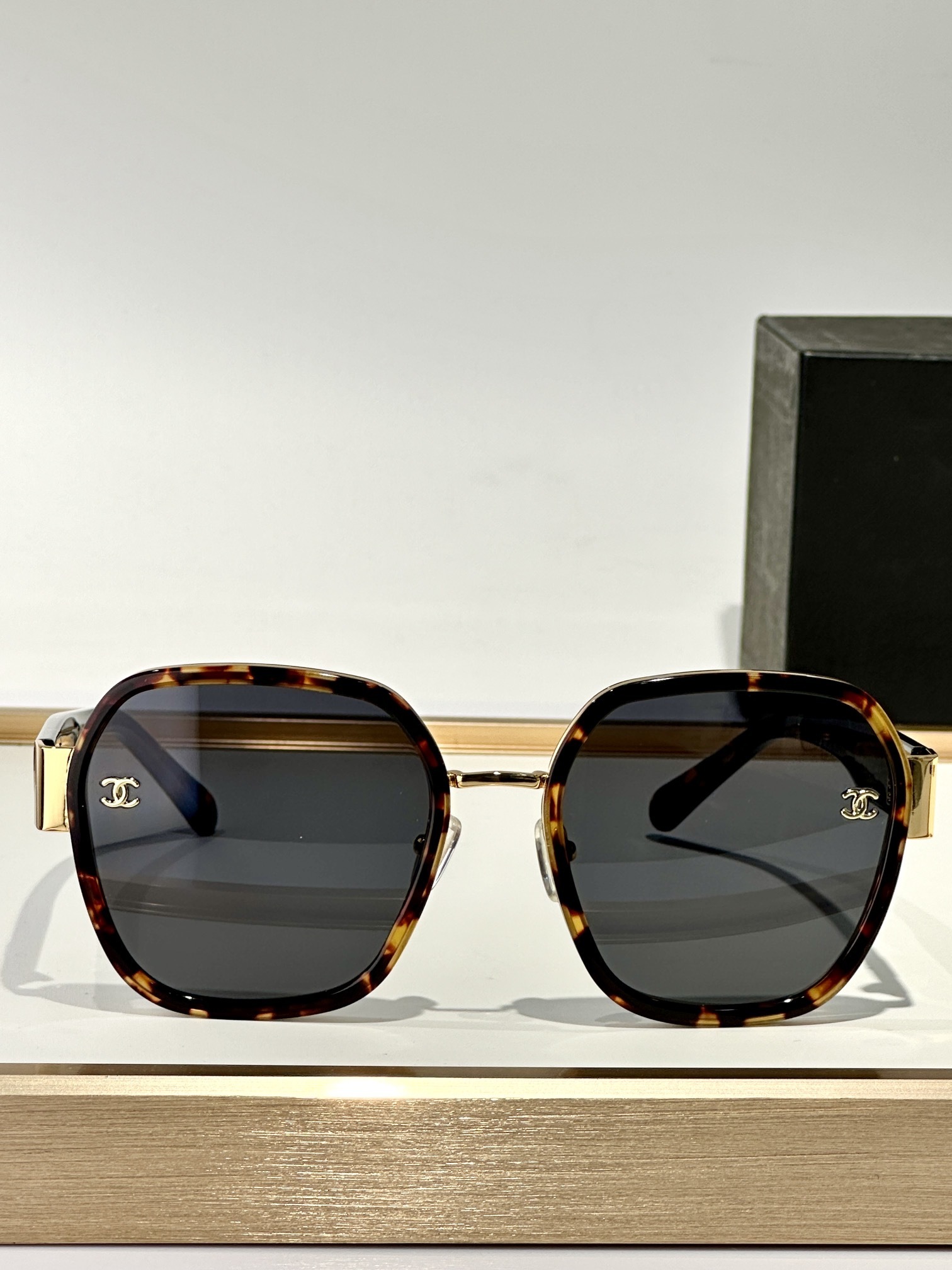 Luxury Oversized Square Sunglasses with Elegant Gradient Lenses
