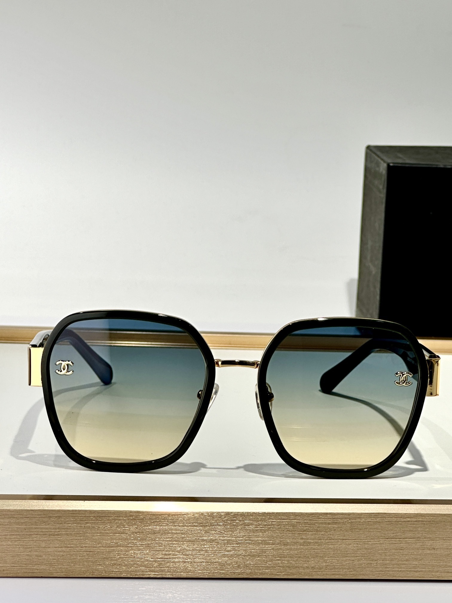 Luxury Oversized Square Sunglasses with Elegant Gradient Lenses