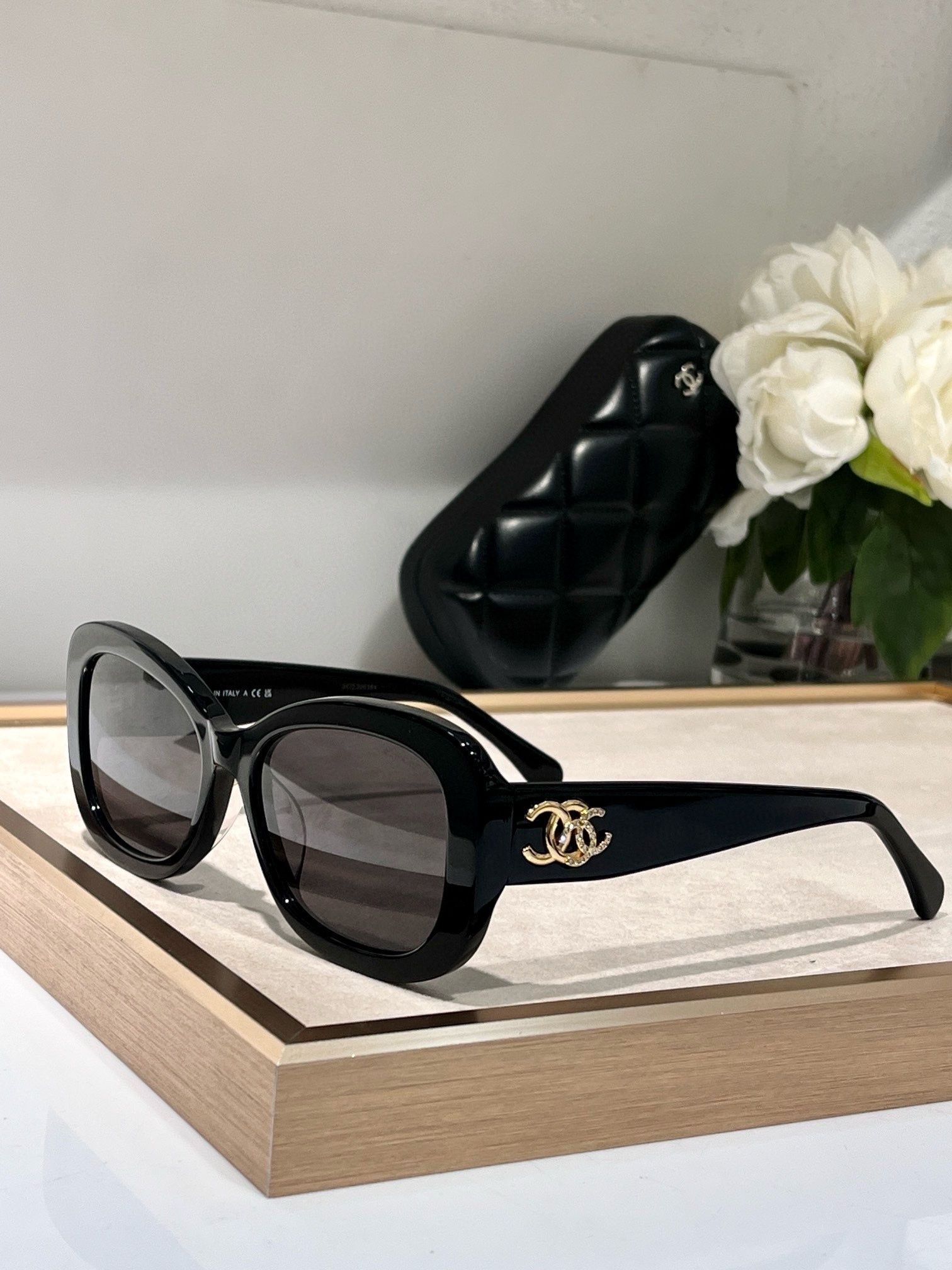 Women's Luxury Oversized Square Sunglasses - Classic Designer Style