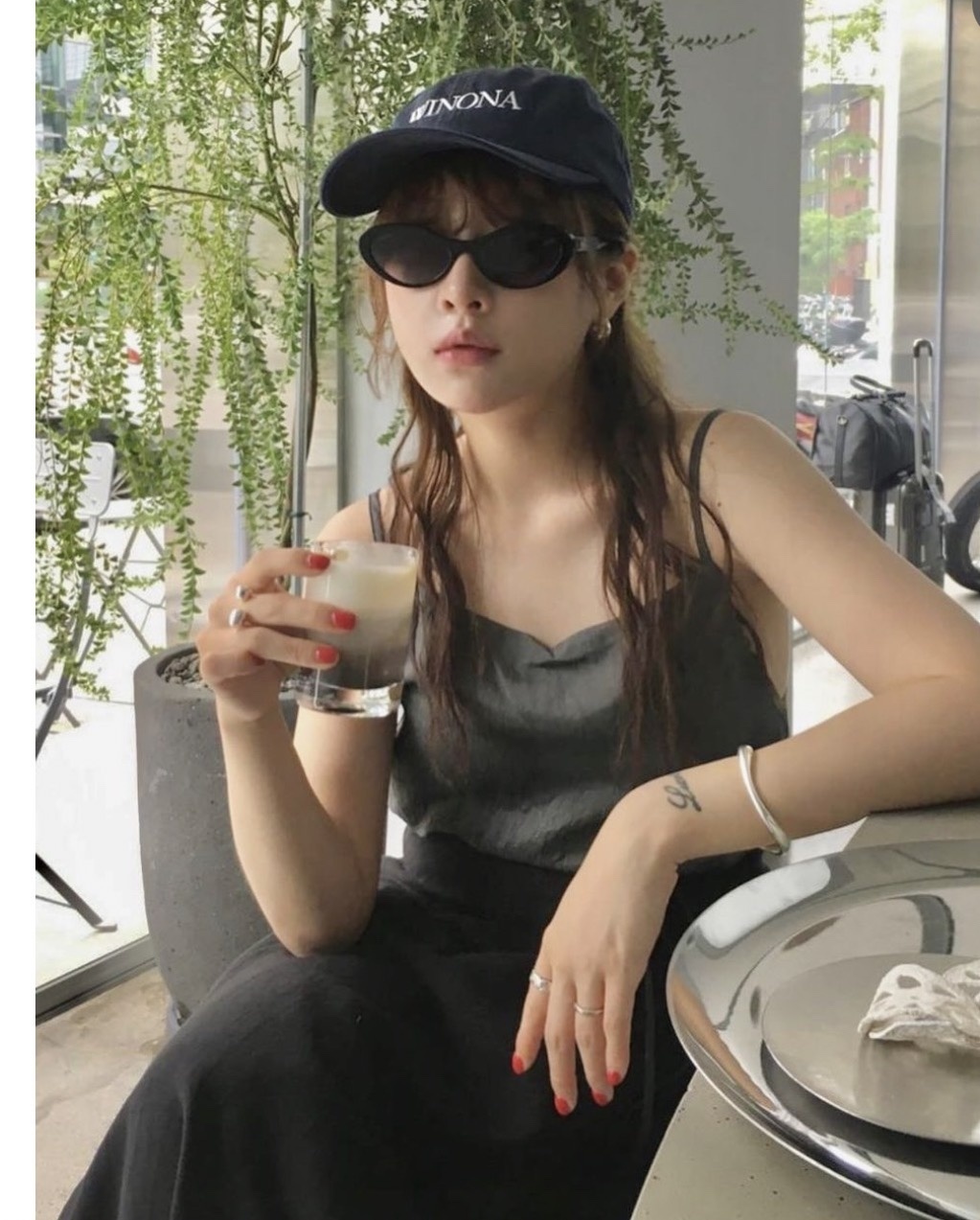 Retro Oval Cat Eye Sunglasses for Women - Chic Y2K Black Eyewear