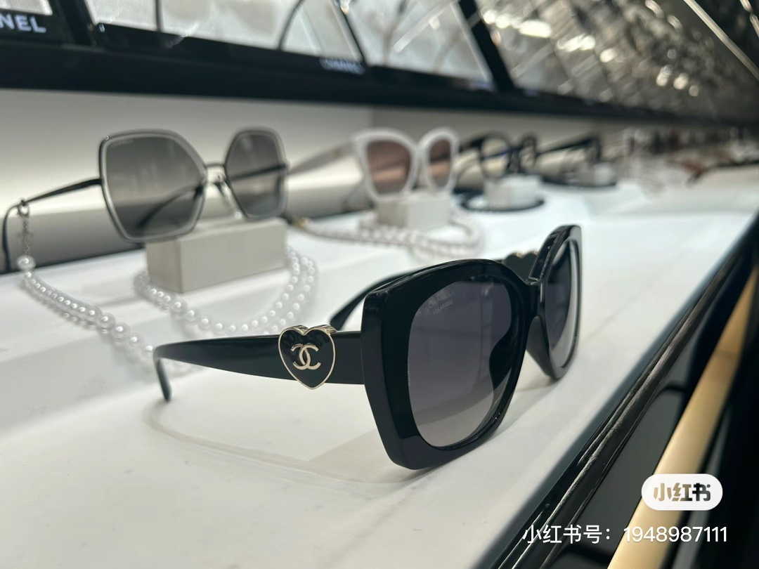 Luxury Oversized Square Sunglasses with Gold Heart Detail