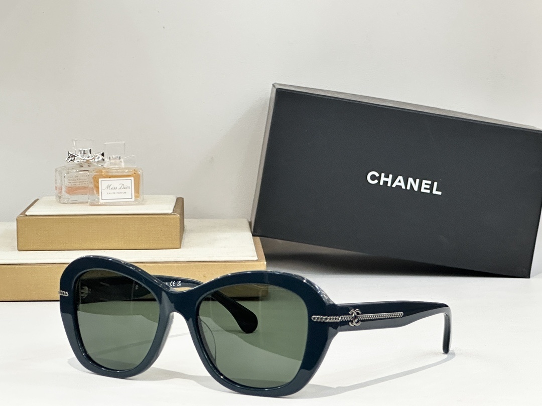Chanel Luxury Oversized Polarized Sunglasses with Gold Chain Detail
