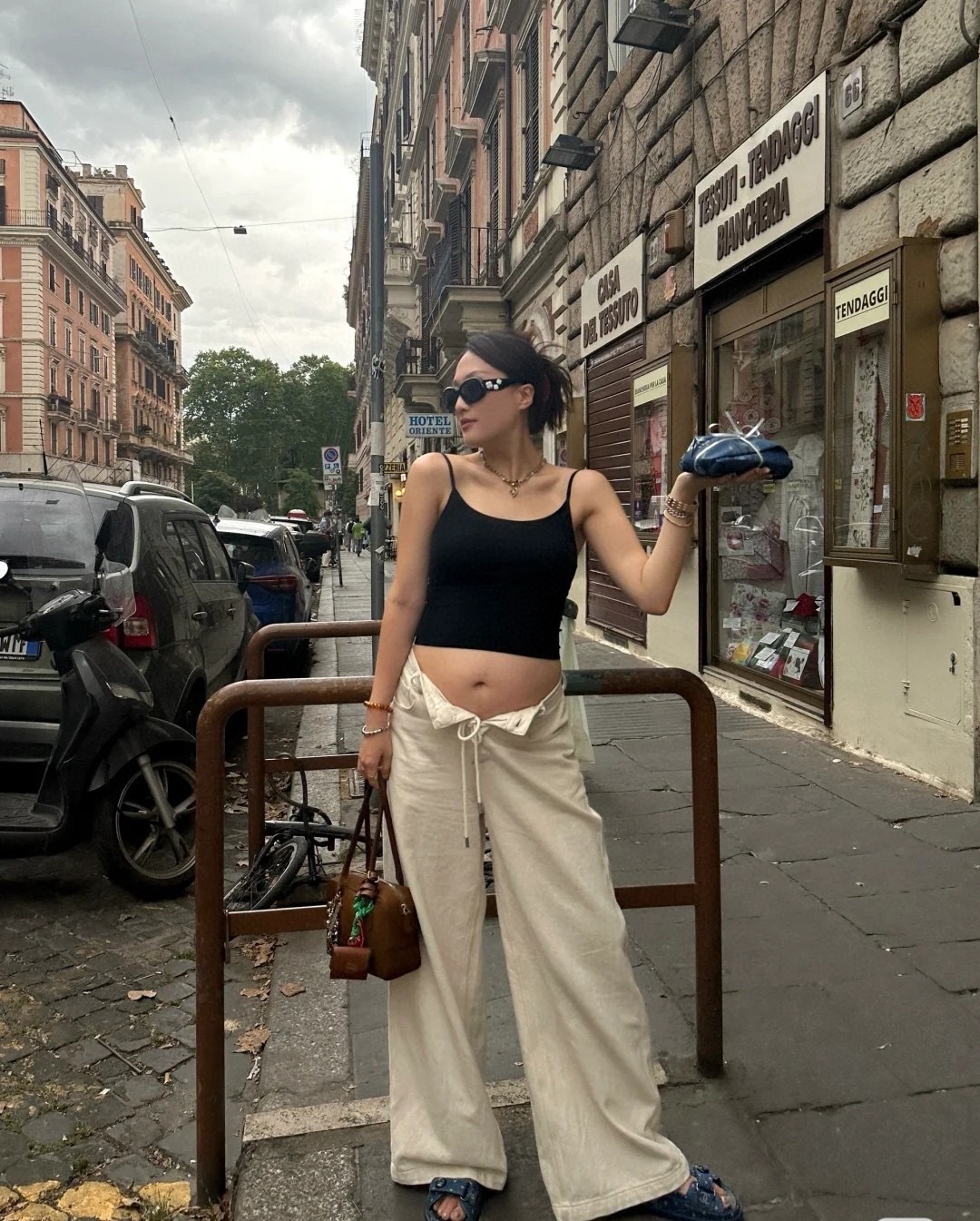 Luxury Camellia Floral Sunglasses - Elegant Black Oval Eyewear