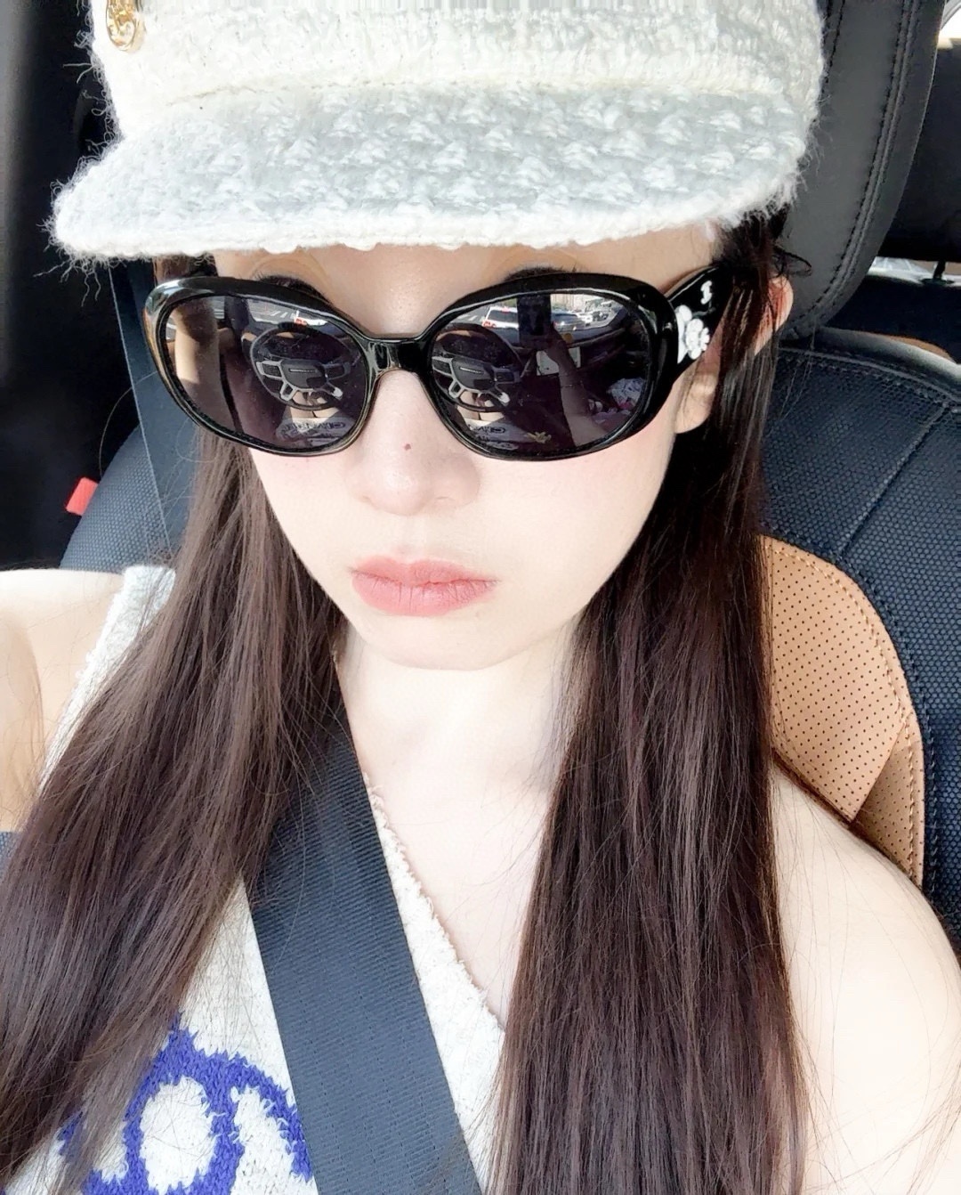 Chic Black Oval Sunglasses with 3D Camellia Flower Details