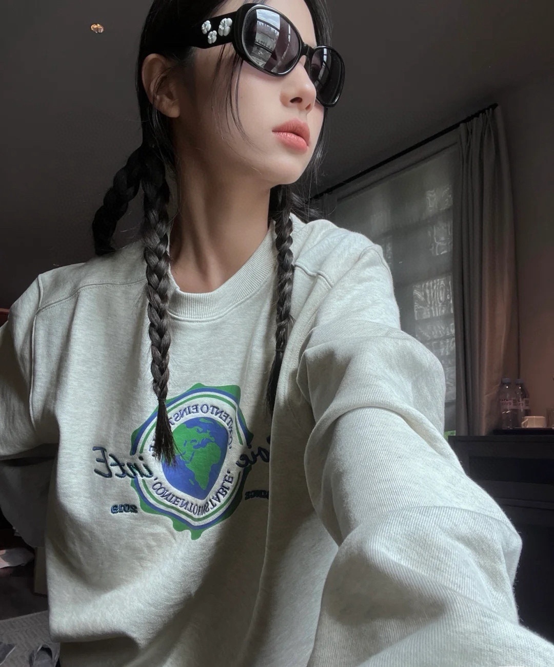 Chic Black Oval Sunglasses with 3D Camellia Flower Details